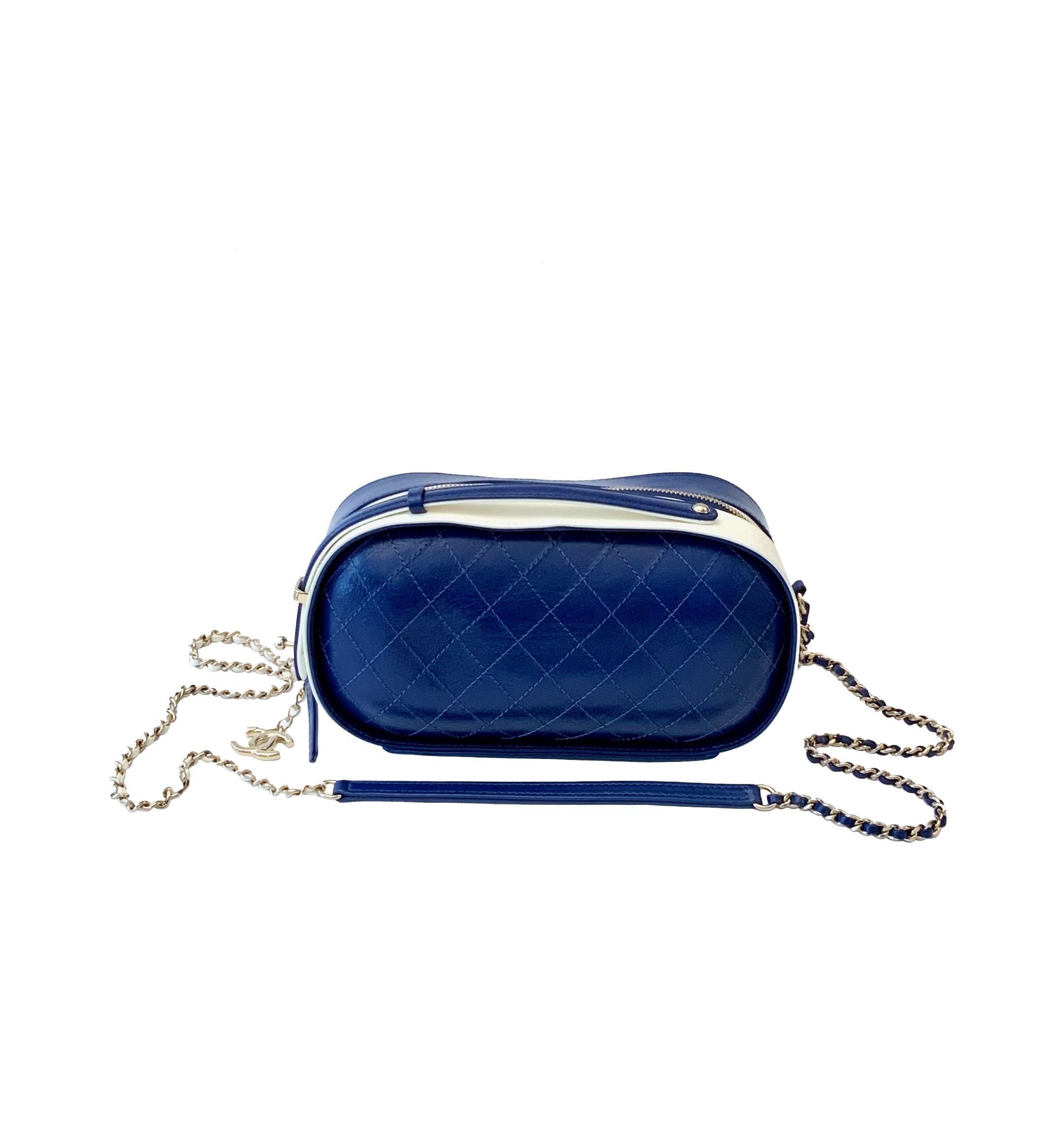 This pre-owned Vanity Case from the Nautical-Inspired Cruise 2019 Chanel collection features one side in white quilted crumpled calskin and the other side in blue. 

Collection: Nautical-Inspired Cruise 2019
Fabric: crumpled calfskin
Lining: blue