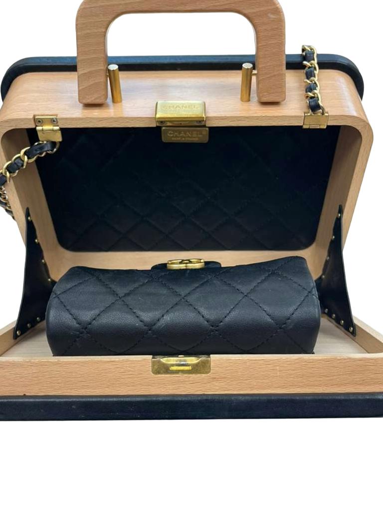 Chanel Vanity Case Chip-On Wood Wood Leather Box with Chain Strap AS2927 en vente 7