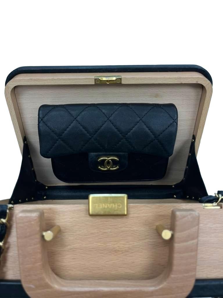 Chanel Vanity Case Chip-On Wood Wood Leather Box with Chain Strap AS2927 en vente 8
