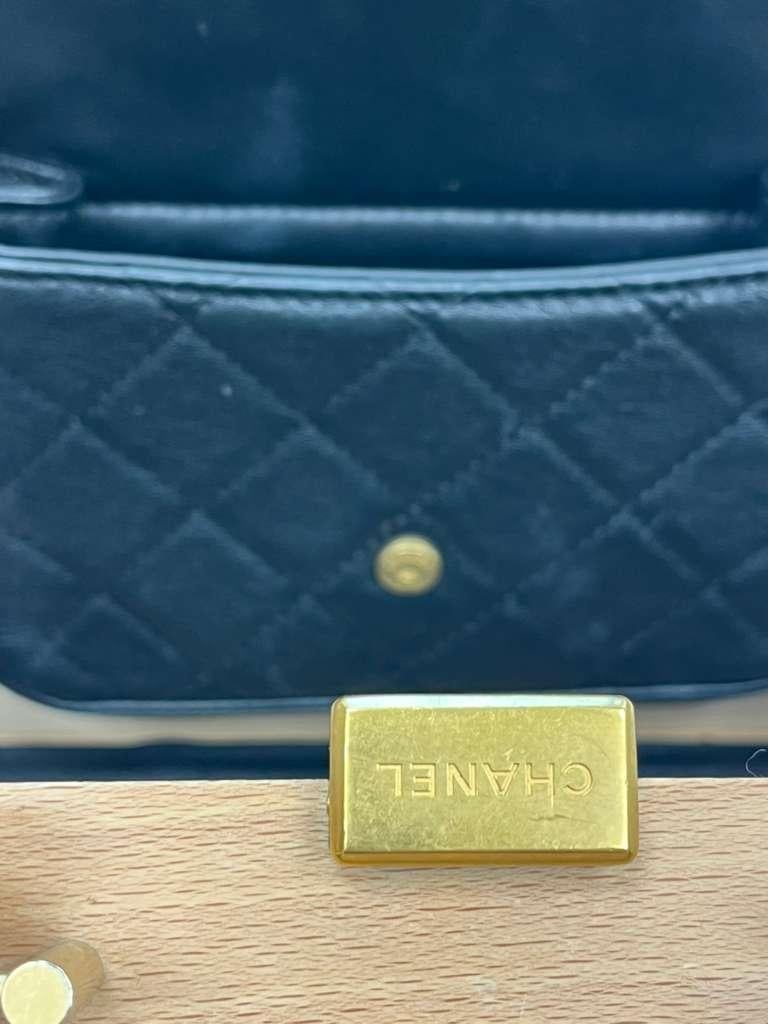 Chanel Vanity Case Chip-On Wood Wood Leather Box with Chain Strap AS2927 en vente 9