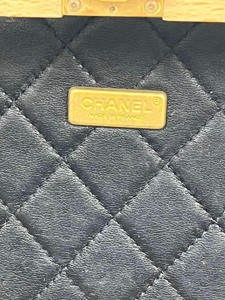 Chanel Vanity Case Chip-On Wood Wood Leather Box with Chain Strap AS2927 en vente 15