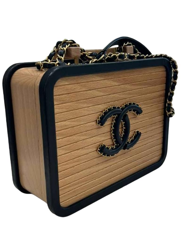 Chanel Vanity Case Chip-On Wood Wood Leather Box with Chain Strap AS2927 Excellent état - En vente à Aventura, FL
