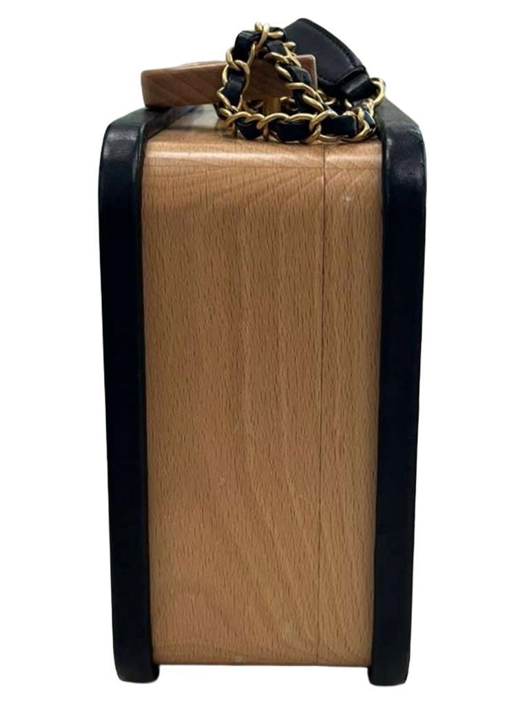 Chanel Vanity Case Chip-On Wood Wood Leather Box with Chain Strap AS2927 Pour femmes en vente