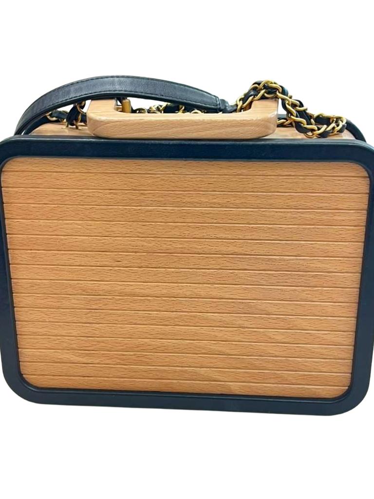 Chanel Vanity Case Chip-On Wood Wood Leather Box with Chain Strap AS2927 en vente 1