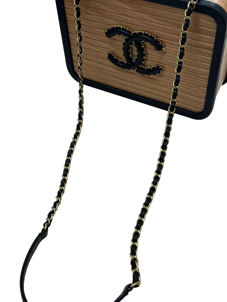 Chanel Vanity Case Chip-On Wood Wood Leather Box with Chain Strap AS2927 en vente 4