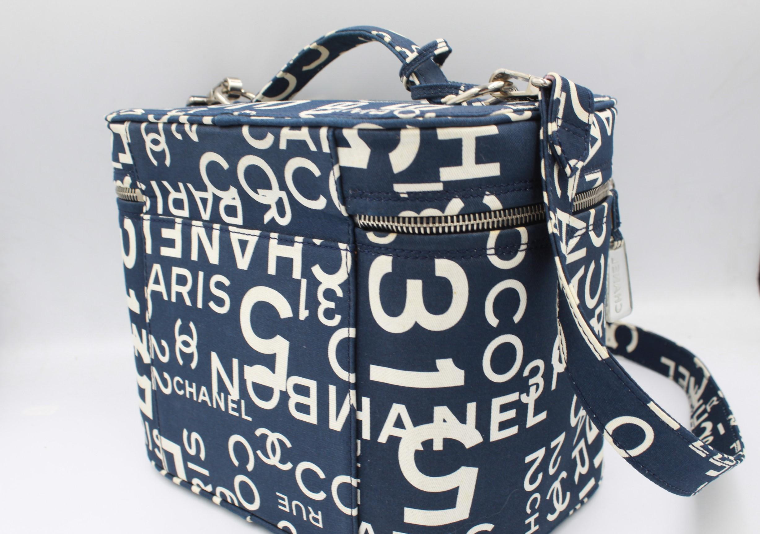 Chanel vanity case in canvas, print « Cambon ».
Very good condition ( outside and inside )
Sold with its shoulder strap.
19cm x 14cm x 16cm