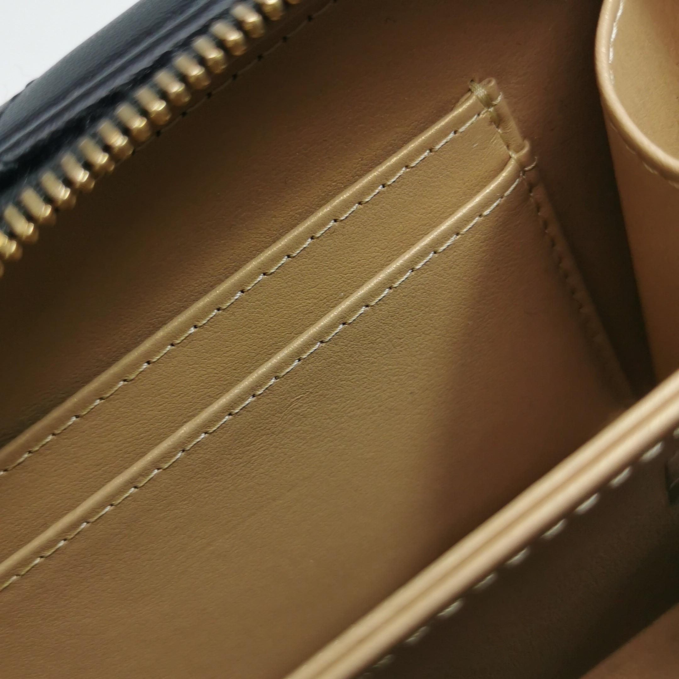 Chanel Porta Vanity Mini Nero Trapuntato in Pelle d'Agnello Piastra Dorata 2021 in vendita 5