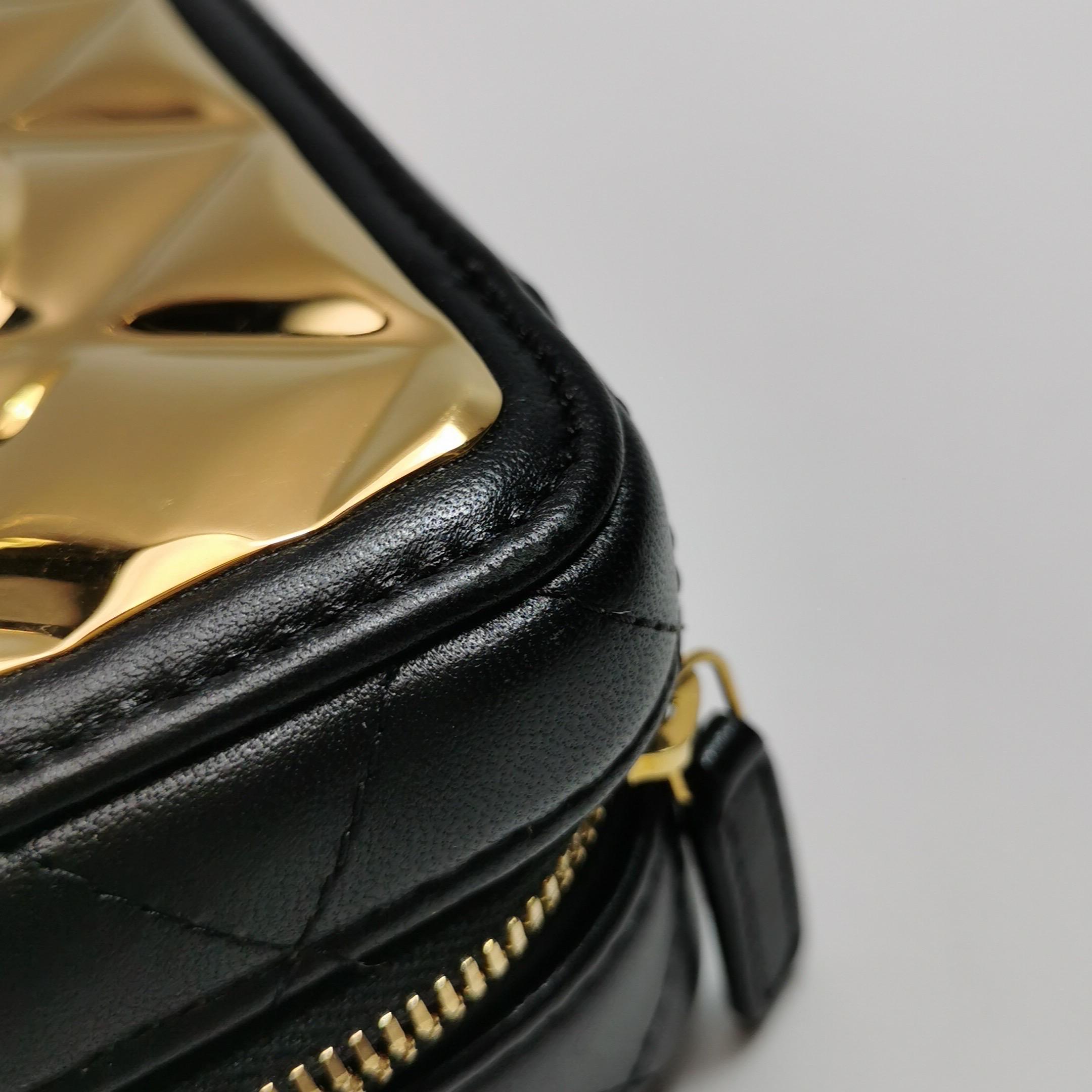 Chanel Porta Vanity Mini Nero Trapuntato in Pelle d'Agnello Piastra Dorata 2021 in vendita 8
