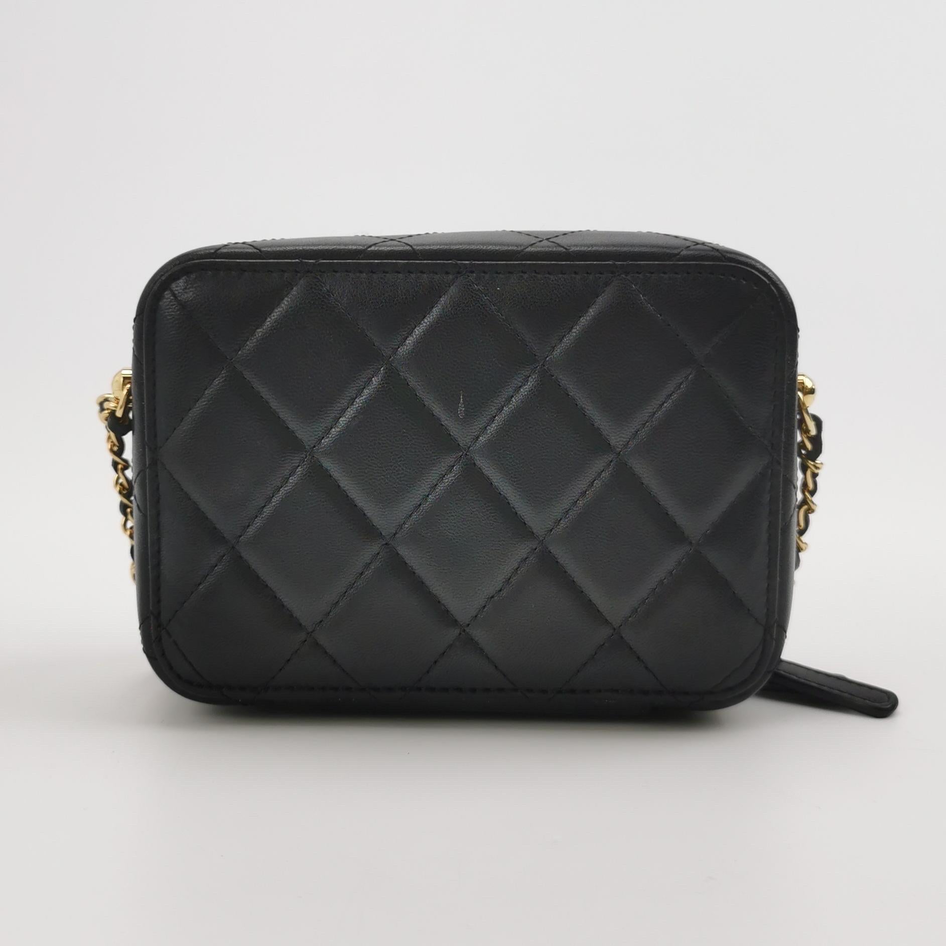 Chanel Porta Vanity Mini Nero Trapuntato in Pelle d'Agnello Piastra Dorata 2021 In condizioni ottime in vendita a AUBERVILLIERS, FR