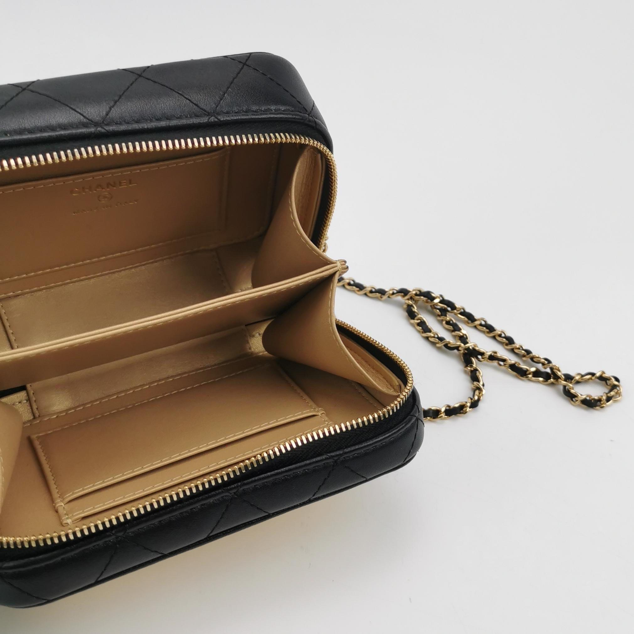 Chanel Porta Vanity Mini Nero Trapuntato in Pelle d'Agnello Piastra Dorata 2021 in vendita 2