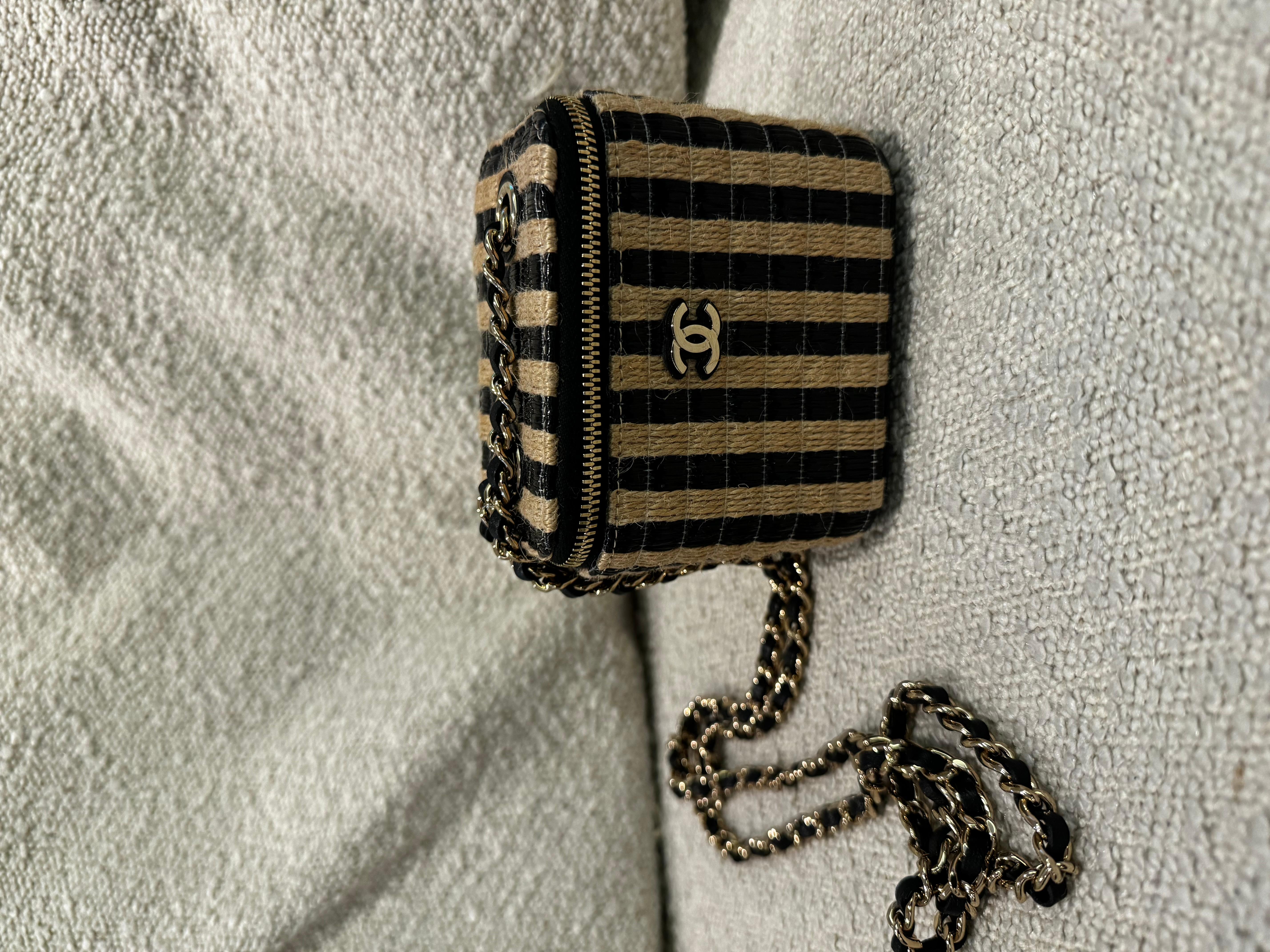 Un mini Vanity Case en raphia fauve et noir de Chanel printemps/été 2021 (comprend la vignette de série, la carte d'authenticité, le ticket de caisse et le sac à poussière). 
L'un des plus célèbres sacs vanity case, épuisé dès sa sortie. 