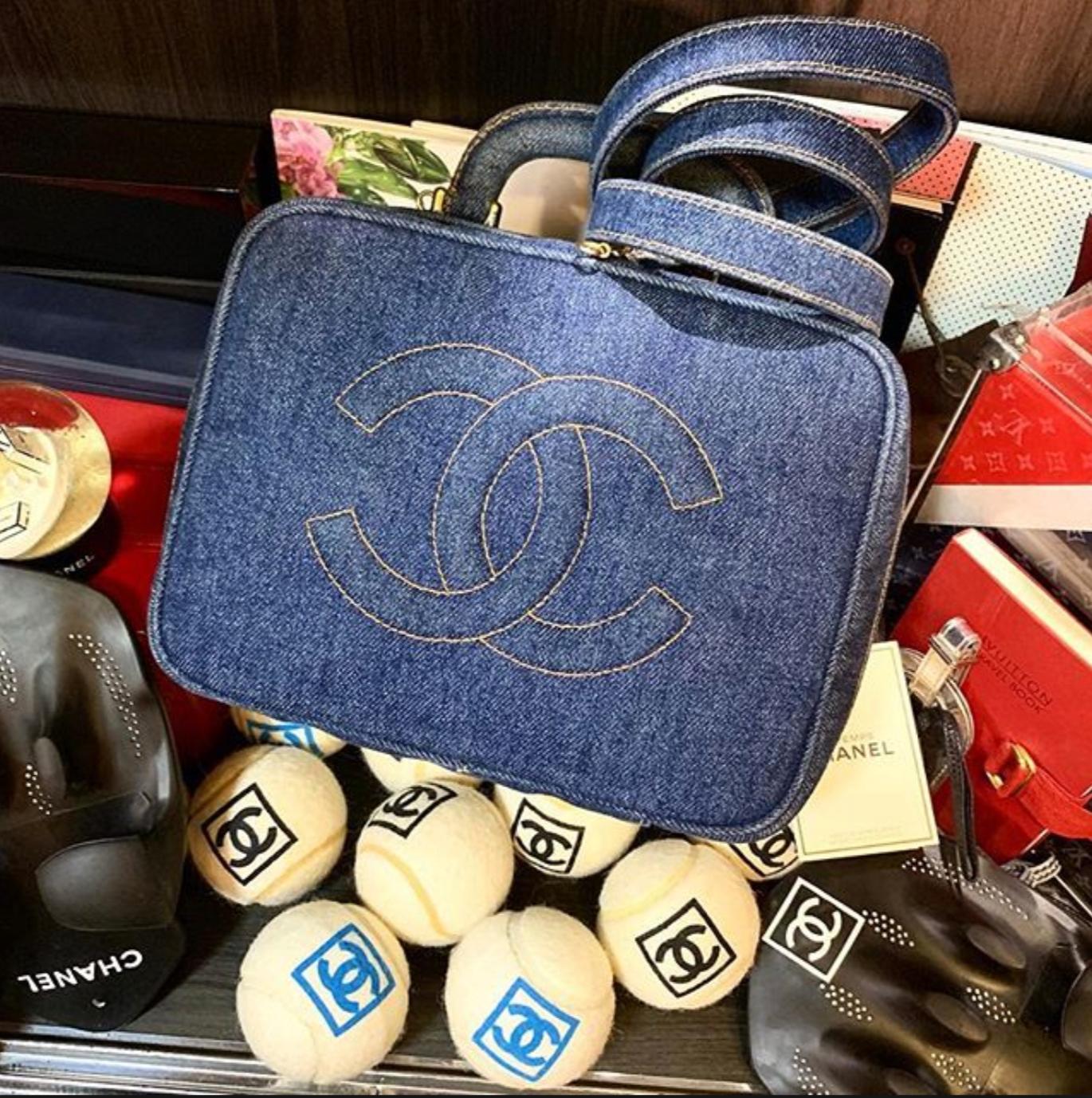 Chanel Vanity Case Rare Vintage Blue Mini Crossbody Black Denim Shoulder Bag Bon état - En vente à Miami, FL