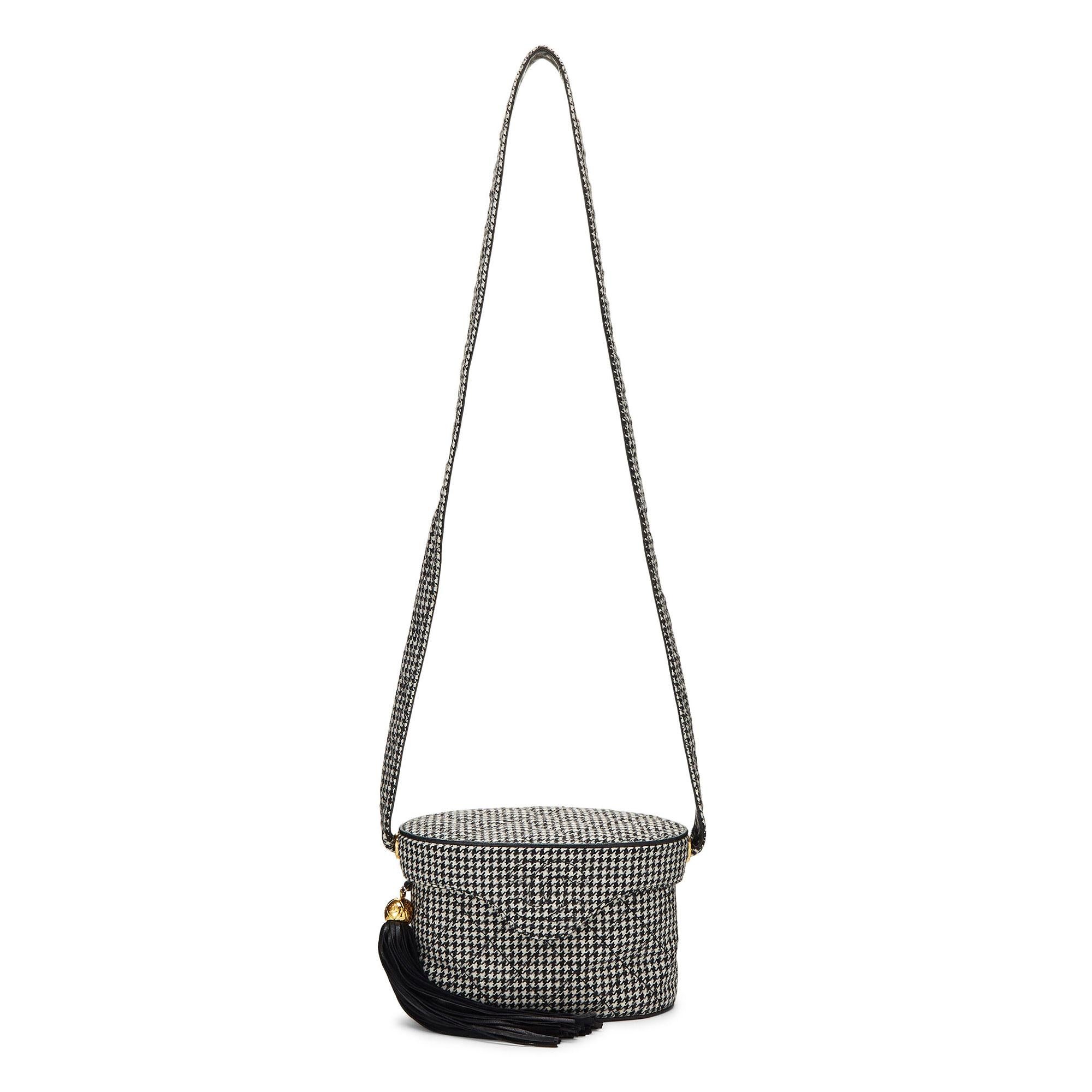 Chanel Vanity Case Bolso de lana muy pata de gallo Negro Blanco en venta 8