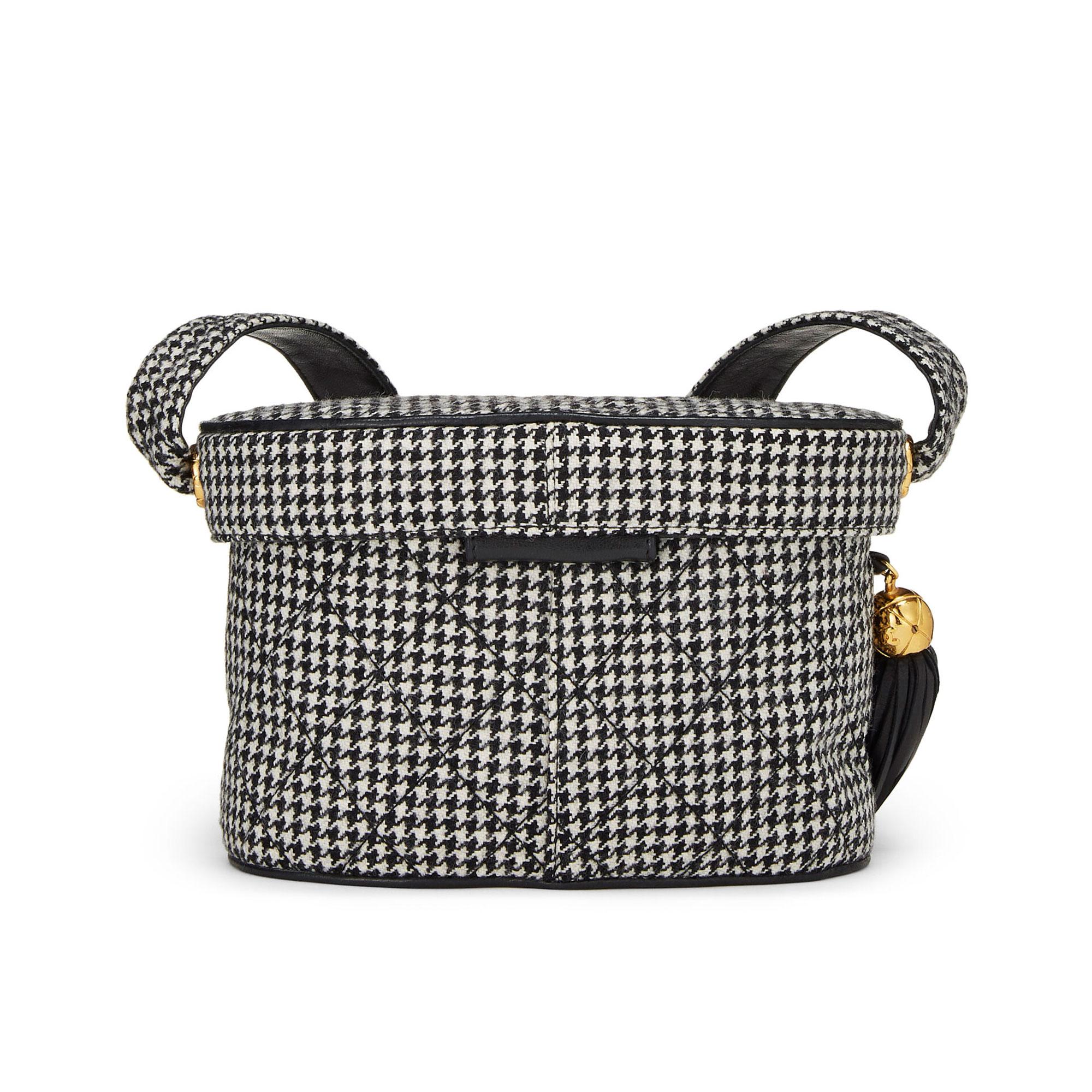 Chanel Vanity Case Bolso de lana muy pata de gallo Negro Blanco en venta 9