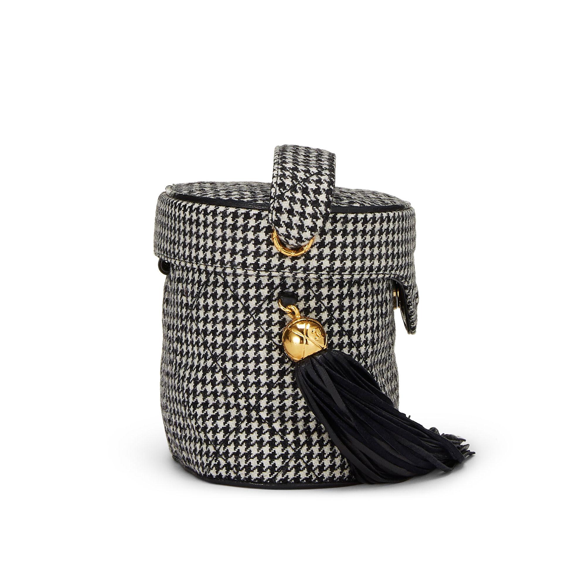 Chanel Vanity Case Bolso de lana muy pata de gallo Negro Blanco en venta 10