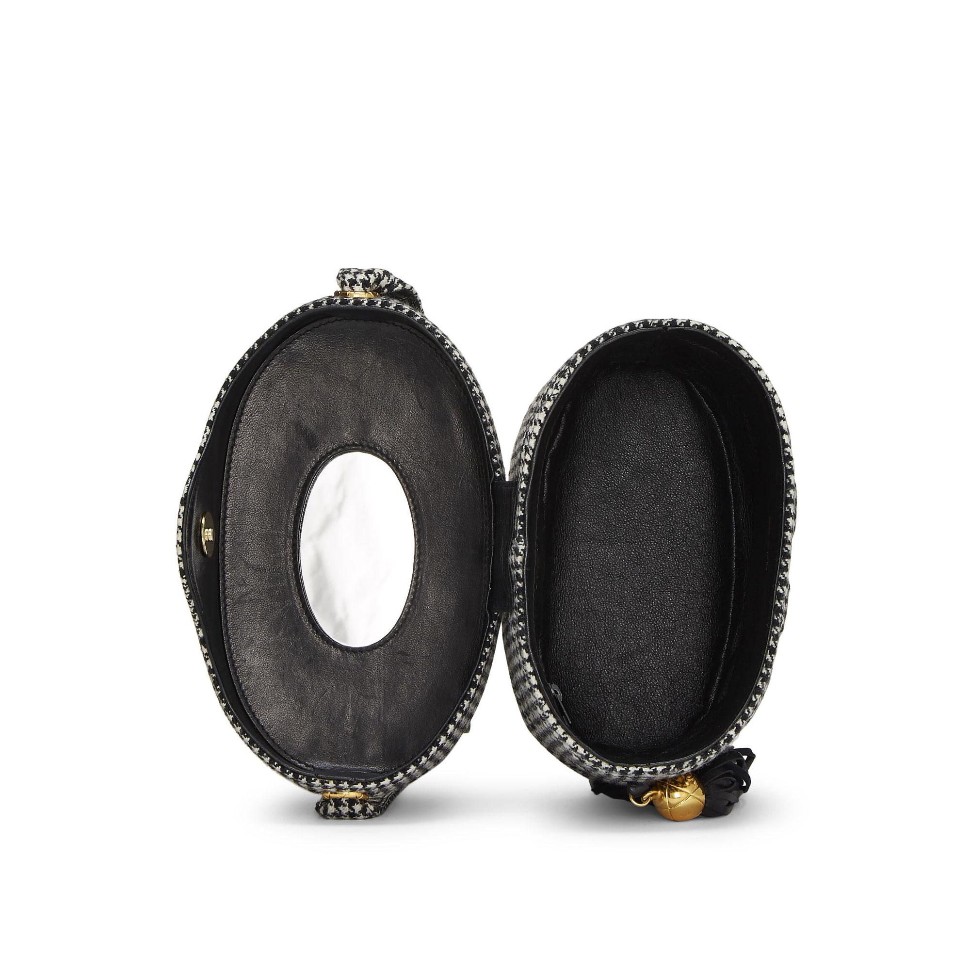 Chanel Vanity Case Bolso de lana muy pata de gallo Negro Blanco en venta 12