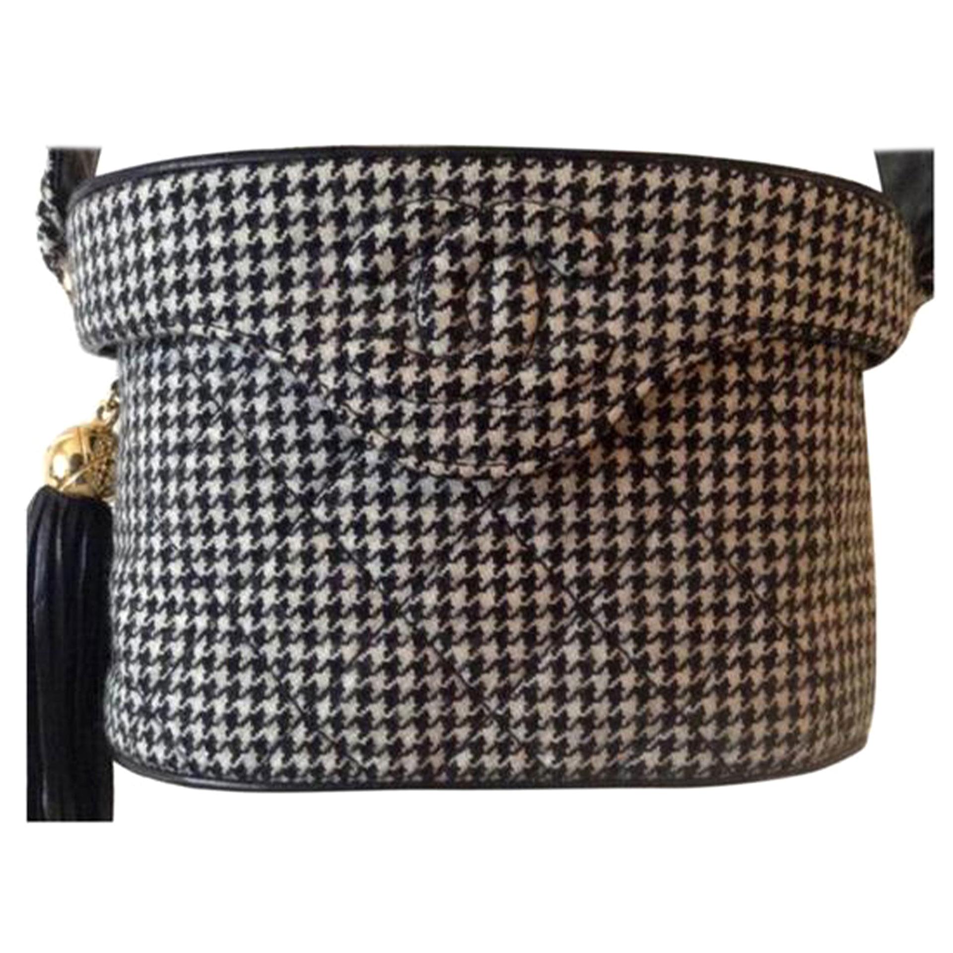 Chanel Muy Raro Vintage 1990's Vanity Case Crossbody Bag 

Tejido de pata de gallo blanco y negro con ribetes de cuero liso negro 
Tapa con cierre magnético a presión
Herrajes dorados
1 Bolsillo interior con cremallera
Espejo en el interior de la