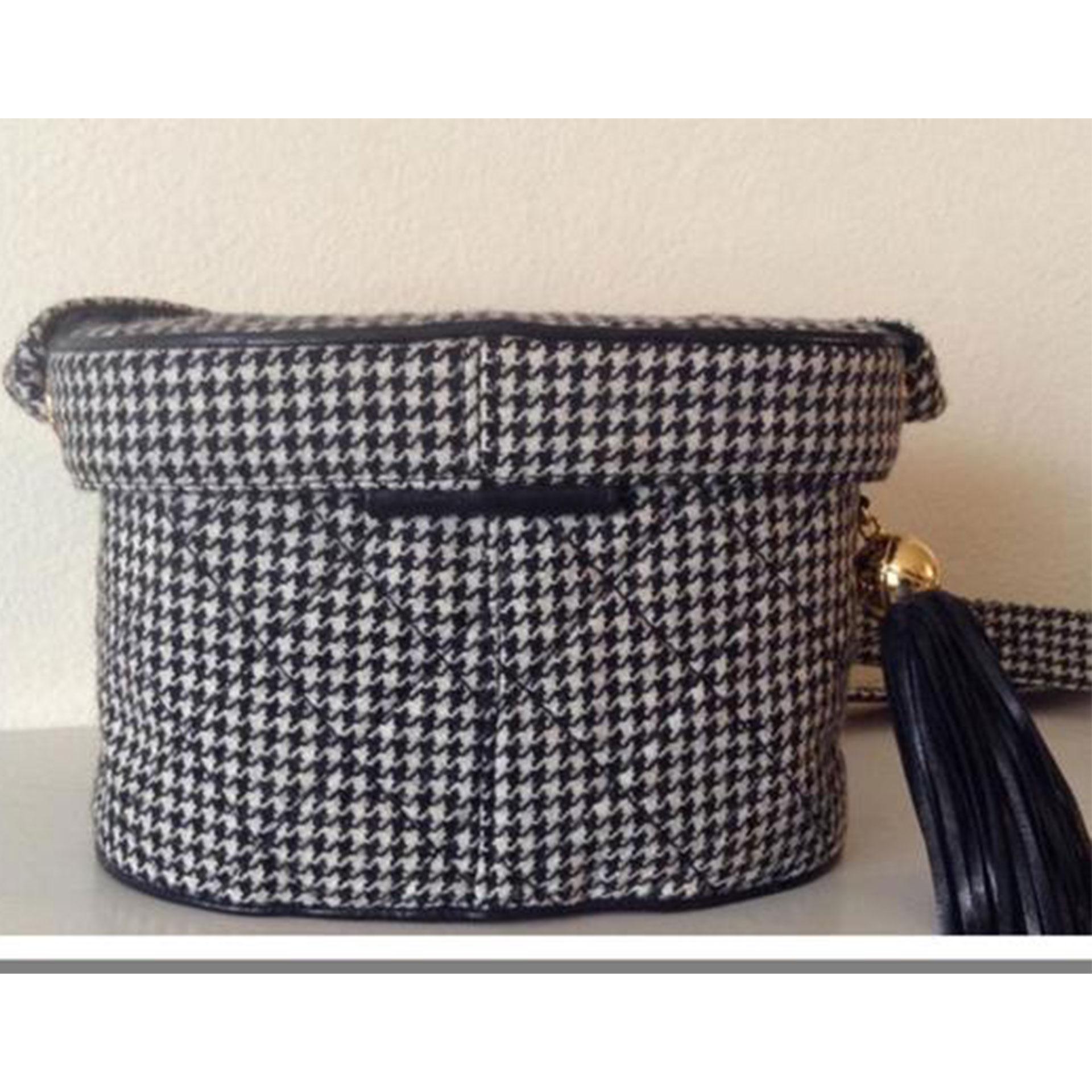 Chanel Vanity Case Bolso de lana muy pata de gallo Negro Blanco en venta 1