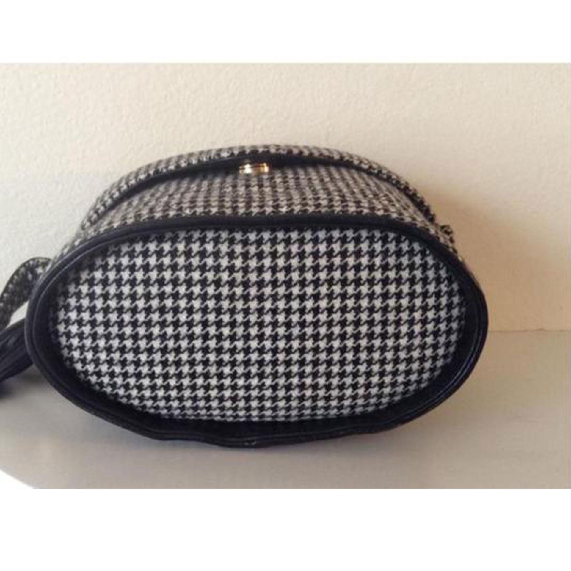 Chanel Vanity Case Bolso de lana muy pata de gallo Negro Blanco en venta 2
