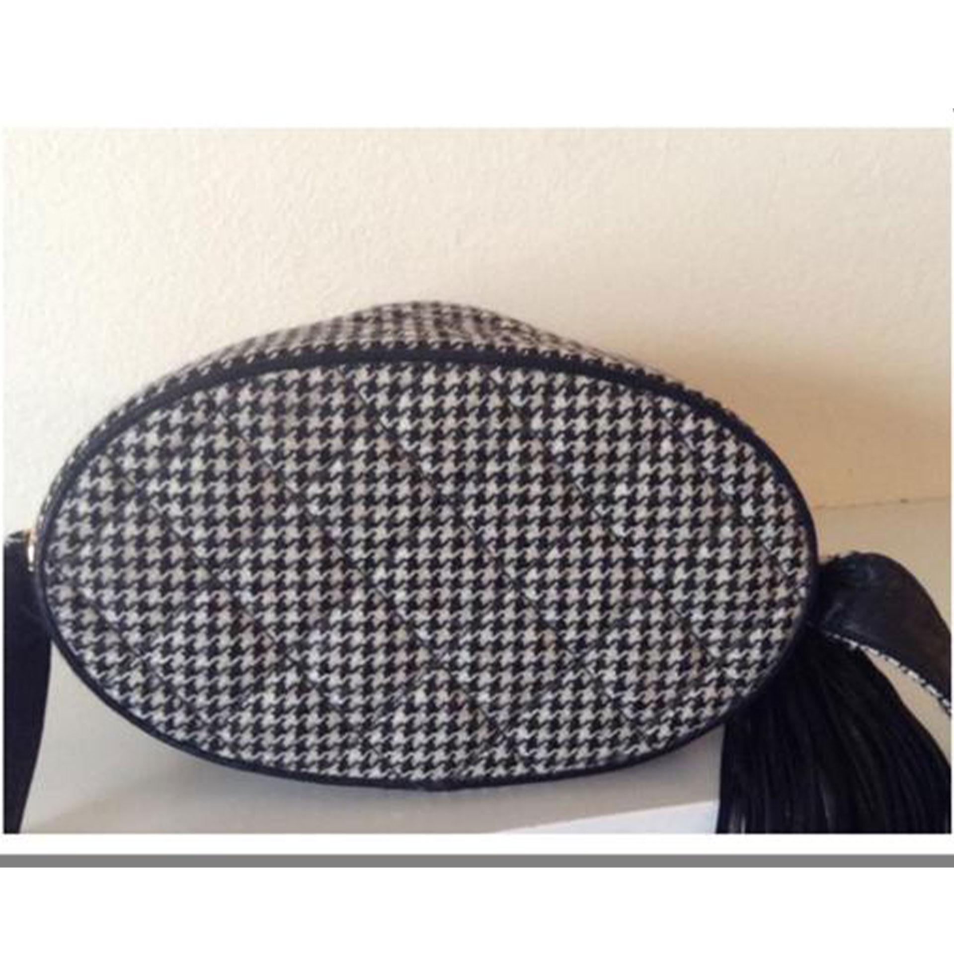 Chanel Vanity Case Bolso de lana muy pata de gallo Negro Blanco en venta 3