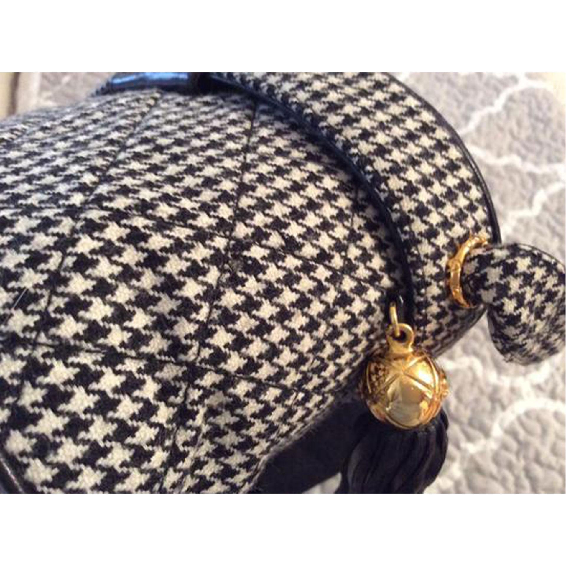 Chanel Vanity Case Bolso de lana muy pata de gallo Negro Blanco en venta 5
