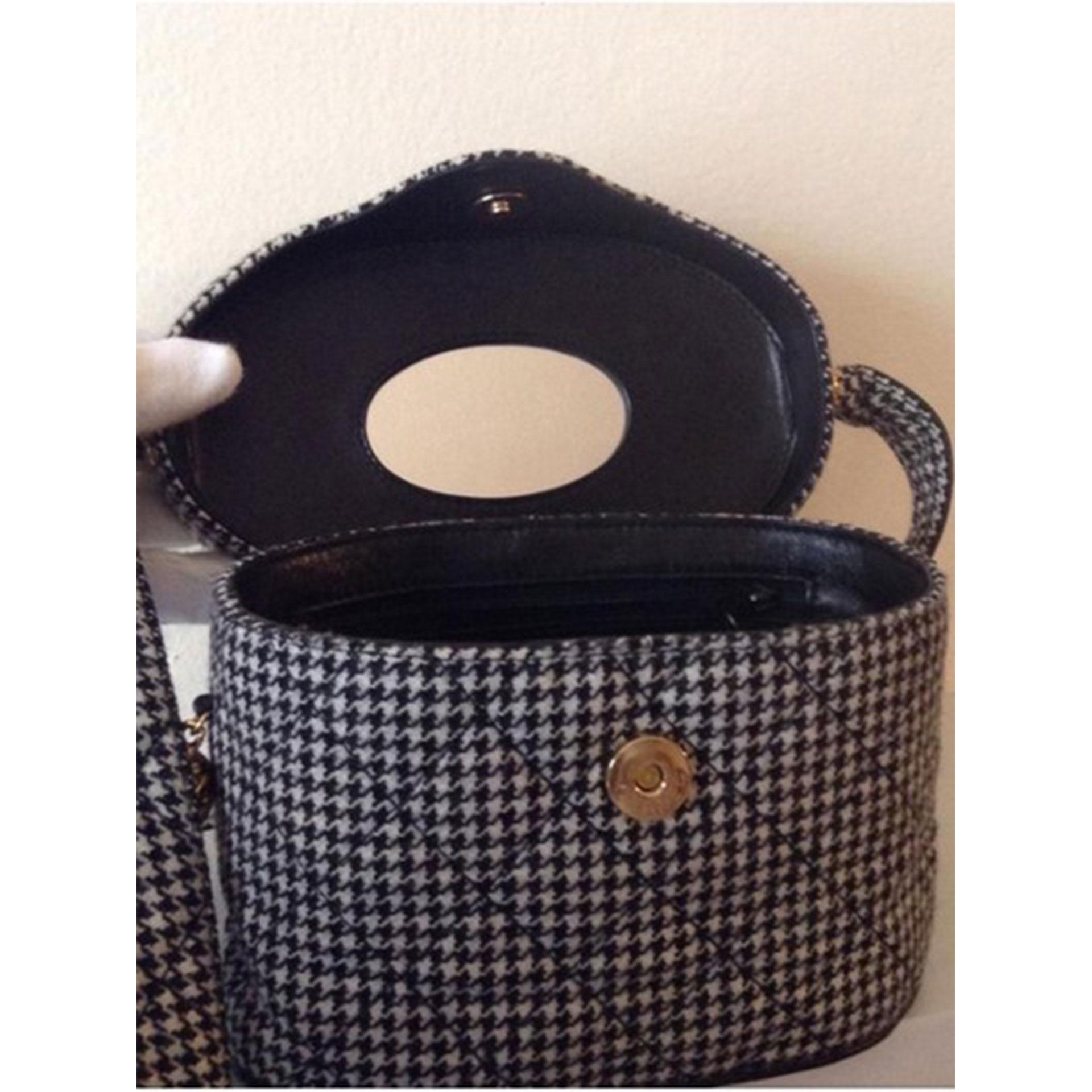 Chanel Very Rare Vintage 1990's Houndstooth Vanity Case Crossbody Bag 

Tissu pied-de-poule noir et blanc avec garniture en cuir lisse noir 
Couvercle avec fermeture à pression magnétique
Matériel de couleur or
1 poche intérieure zippée
Miroir à