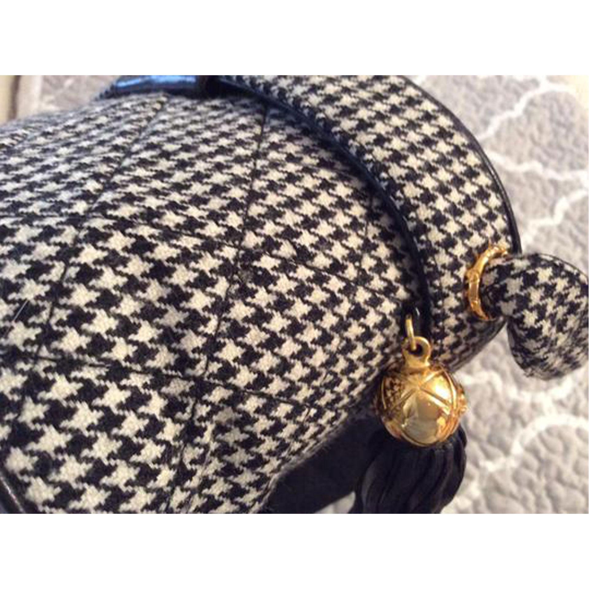 Chanel Vanity Case Very Rare Vintage 1990’s Houndstooth Black and White Wool Bag For Sale 1