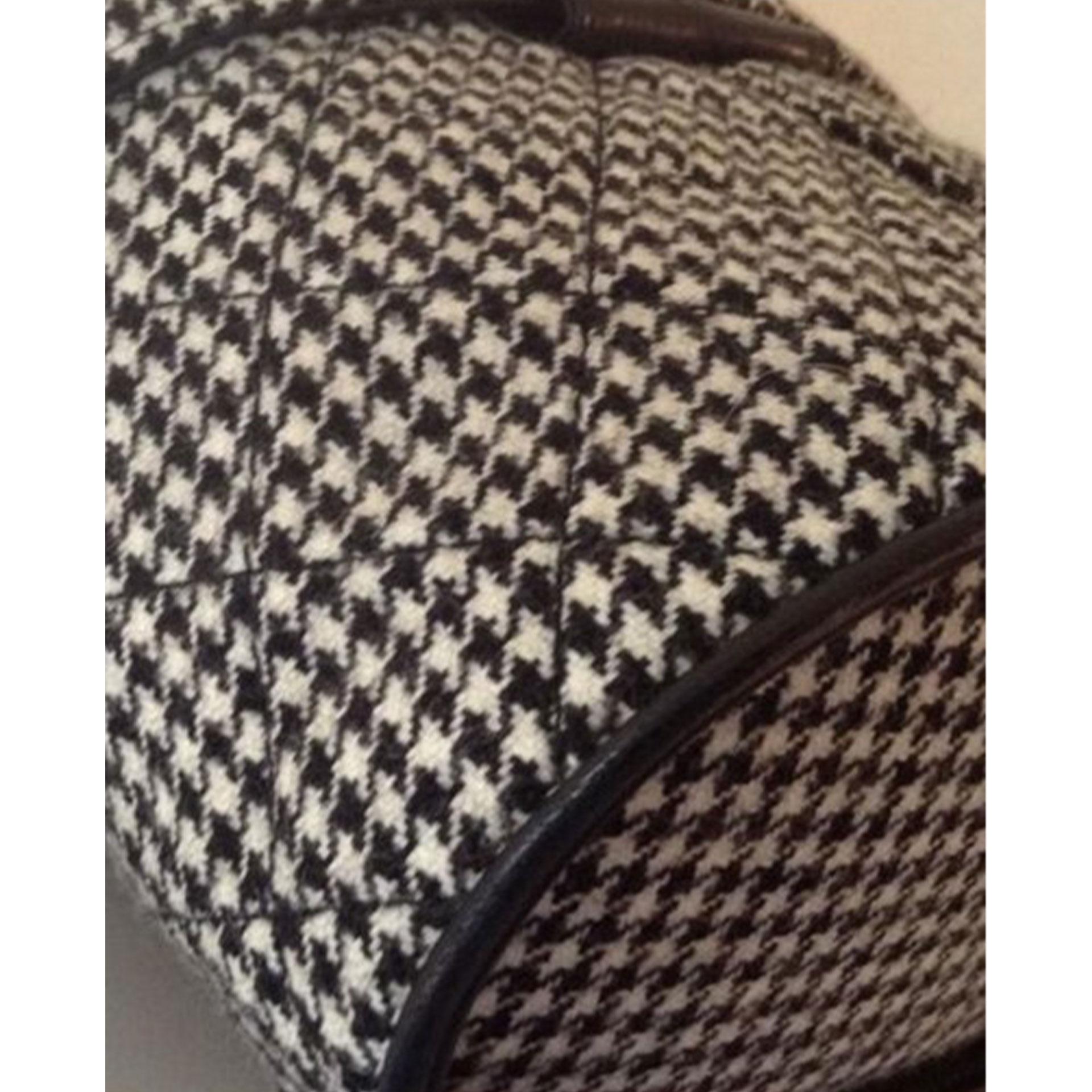 Chanel Vanity Case Very Rare Vintage 1990’s Houndstooth Black and White Wool Bag For Sale 2