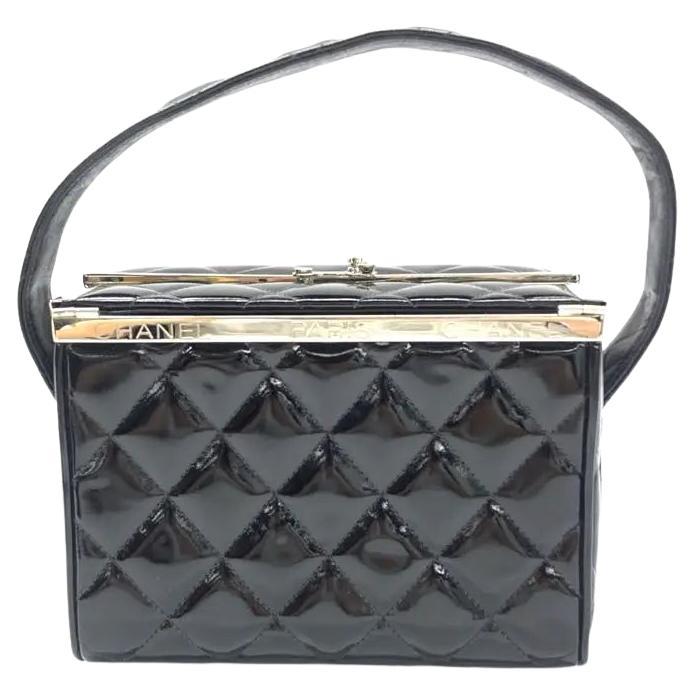 Chanel Schminktasche Vintage Schwarzes Lackleder Silberne Spange Hardware