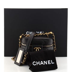 Petit coffret de toilette Chanel en cuir de veau matelassé avec chaîne