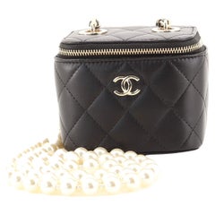 Chanel Waschtischtasche mit Perlenkette aus gestepptem Lammfell Mini