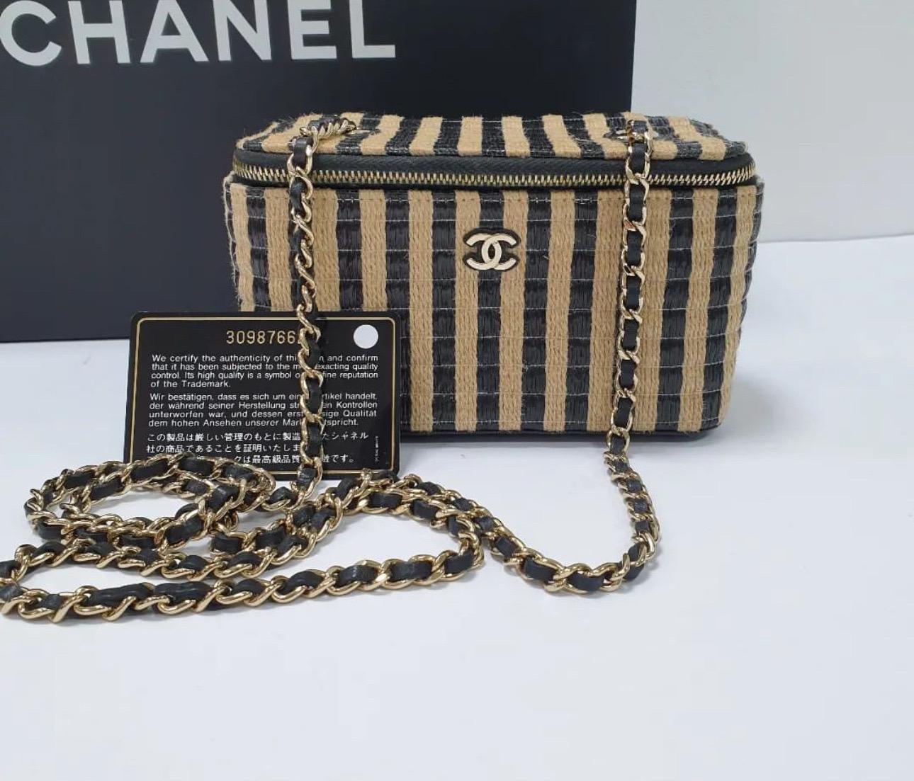 Material : Jute Straw
Colour : Beige Black
Includes : Dustbag, Card, 
Serial Number/ Date Code (Year) : 30xxxxxx (2021)
Measurements [ L x H x W ] : 16cm x 10cm x 8cm
Very good condition