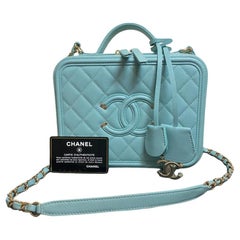 Sac de toilette Chanel de taille moyenne en couleur Tiffany