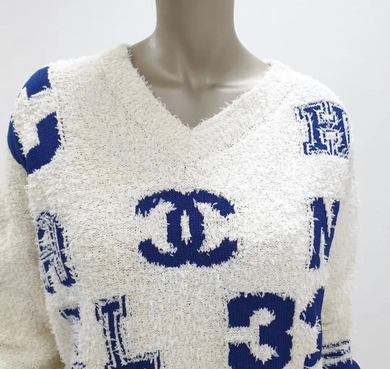Chanel Varsity Iconic Logo Pullover Sweater
Pre Spring Summer Collection 2019
It's one of the hottest sweater from spring summer ready to wear collection.
Chanel CC iconic logos
V-neck.
Sz.34
Very good condition.
Has hardly ever seen stains. Please