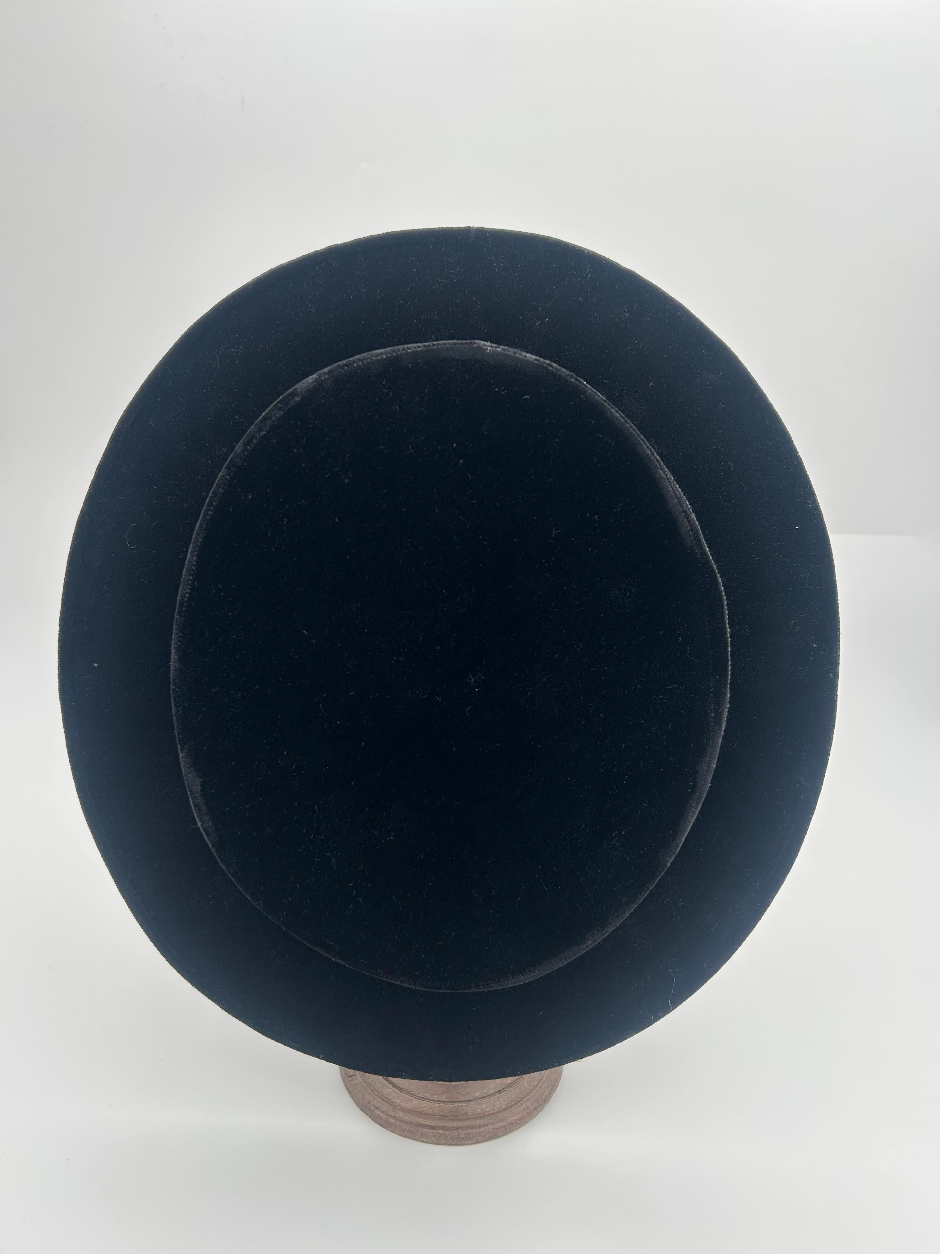 Chanel Velvet Black Hat im Zustand „Gut“ im Angebot in Palm Beach, FL
