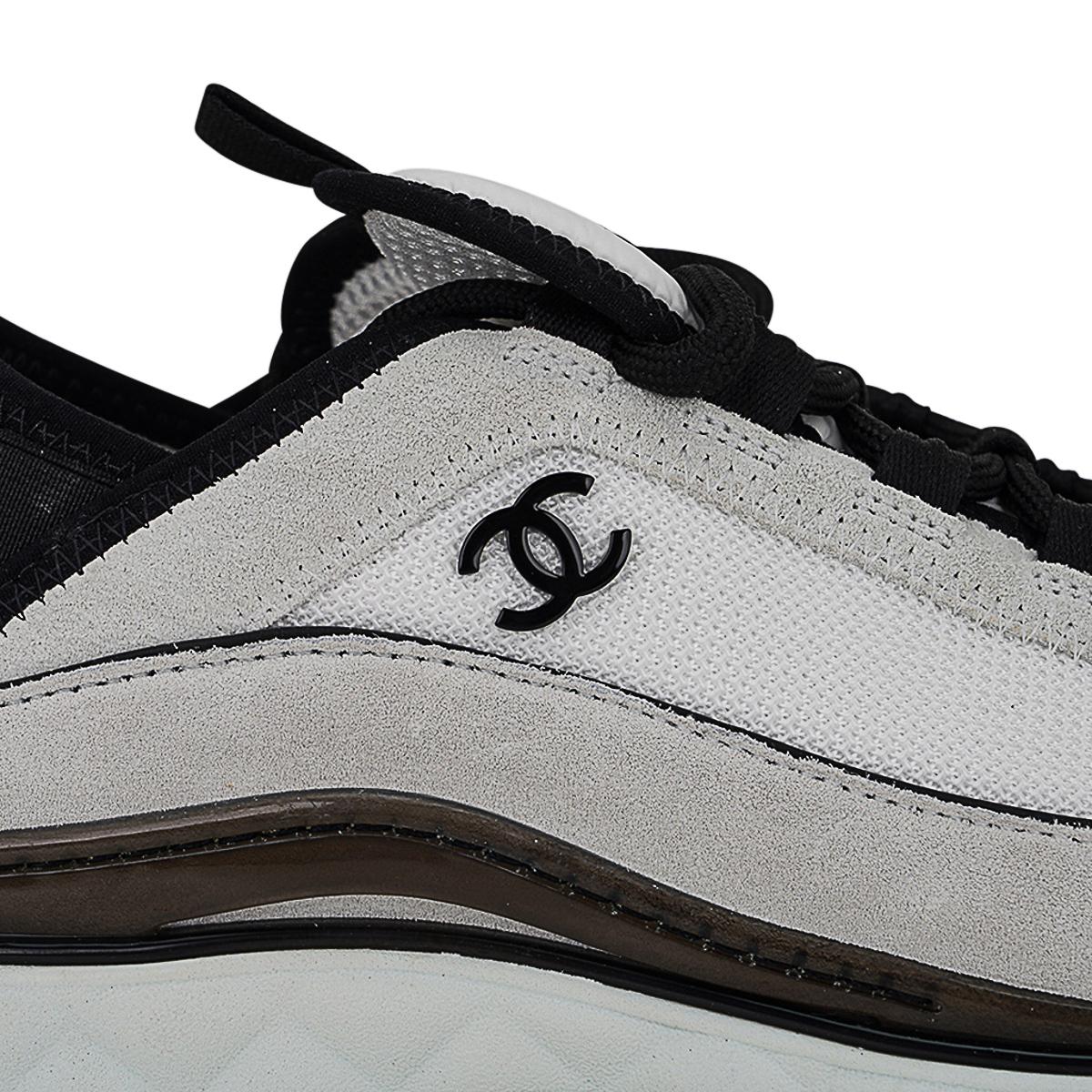 Mightychic offers a pair of Chanel 2023 Velvet Calfskin Mixed Fibers sneakers featured in Black and White.
Sneaker is fabric with suede and calfskin with black shoelaces.
Black CC logo on side.
CHANEL at rear above heel.
White quilted leather all