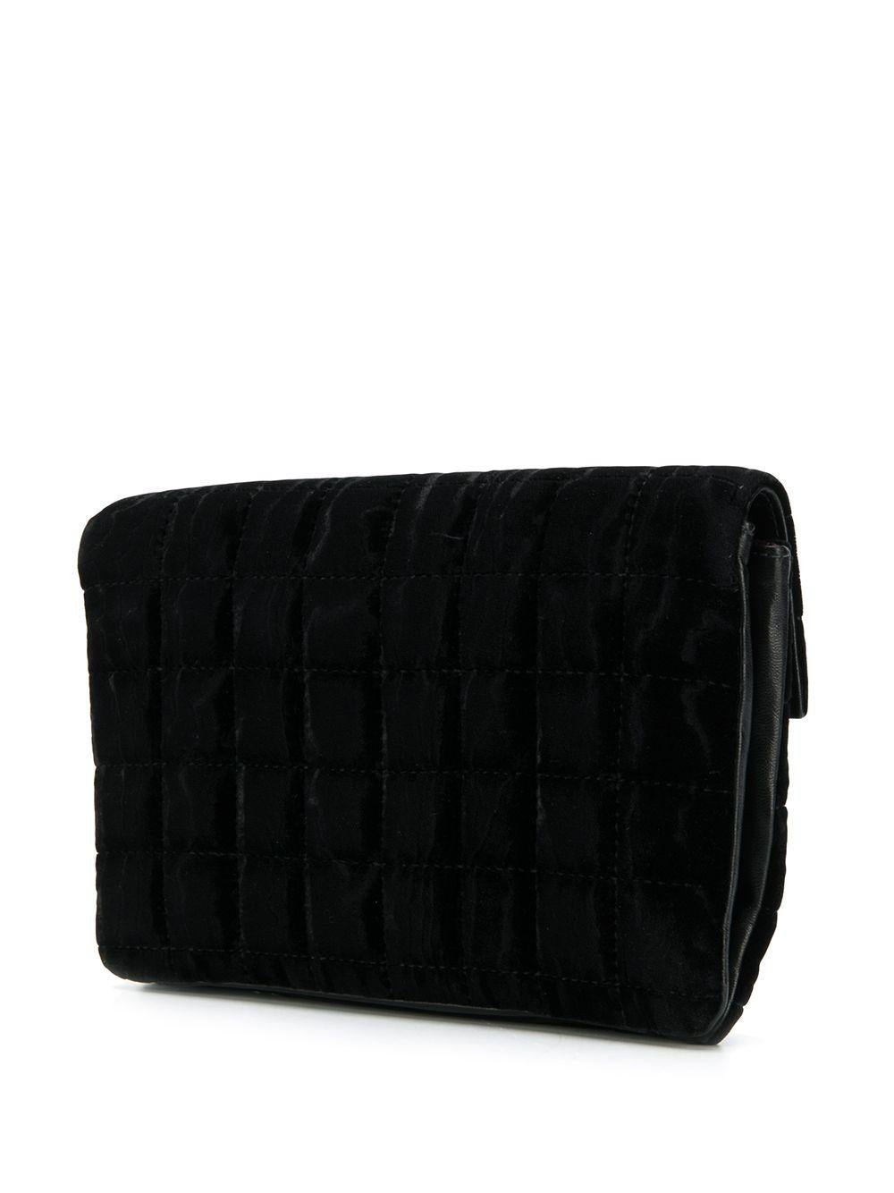 Crafted in France from an intricate blend of luxurious velvet and soft lambskin leather, this timeless pre-owned Chanel clutch bag showcased a square diamond quilted finish and a gunmetal-tone plaque which is embellished with multiple stones for a