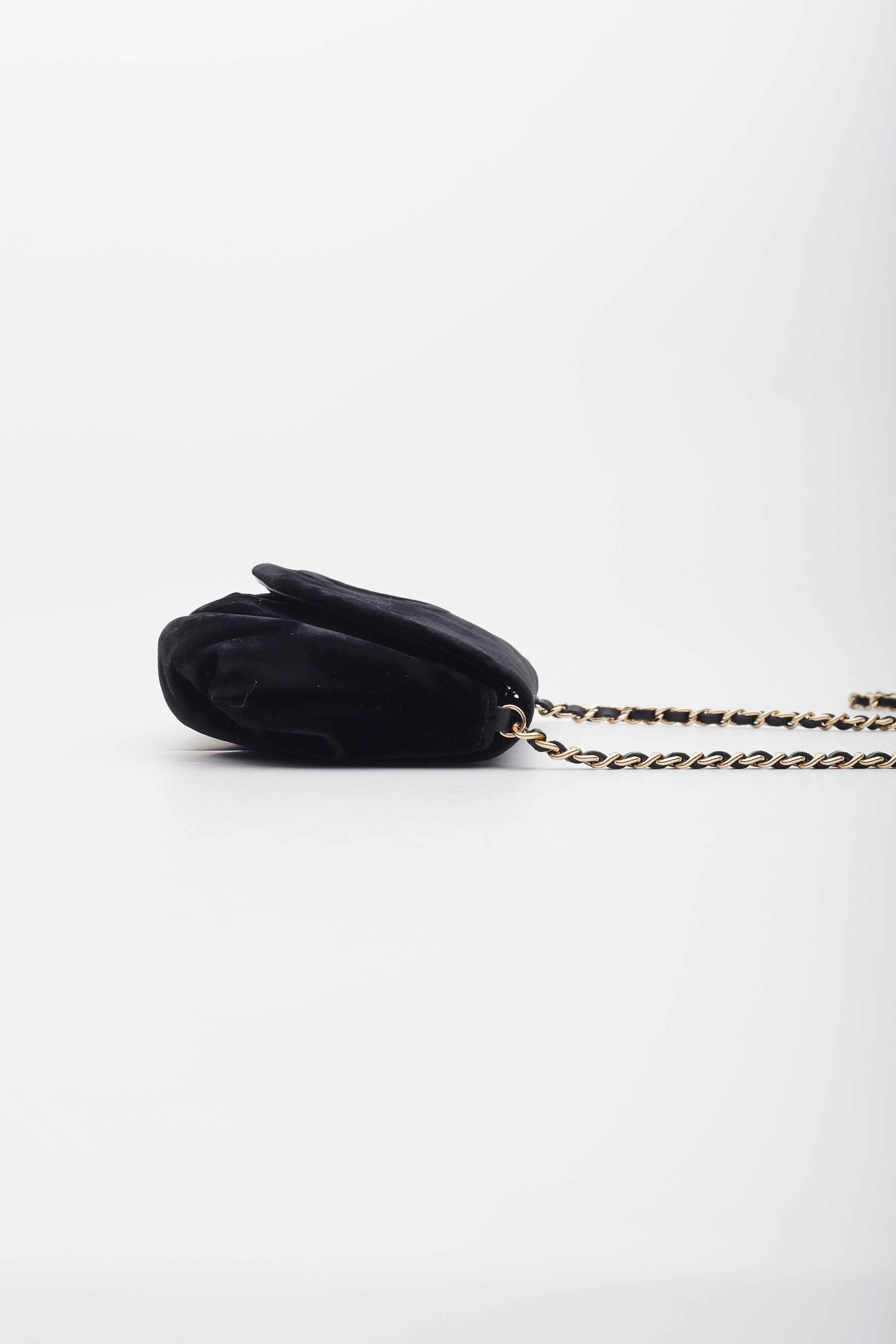 Chanel Halbmond Schwarze Brieftasche aus Samt an Kette Tasche im Angebot 1
