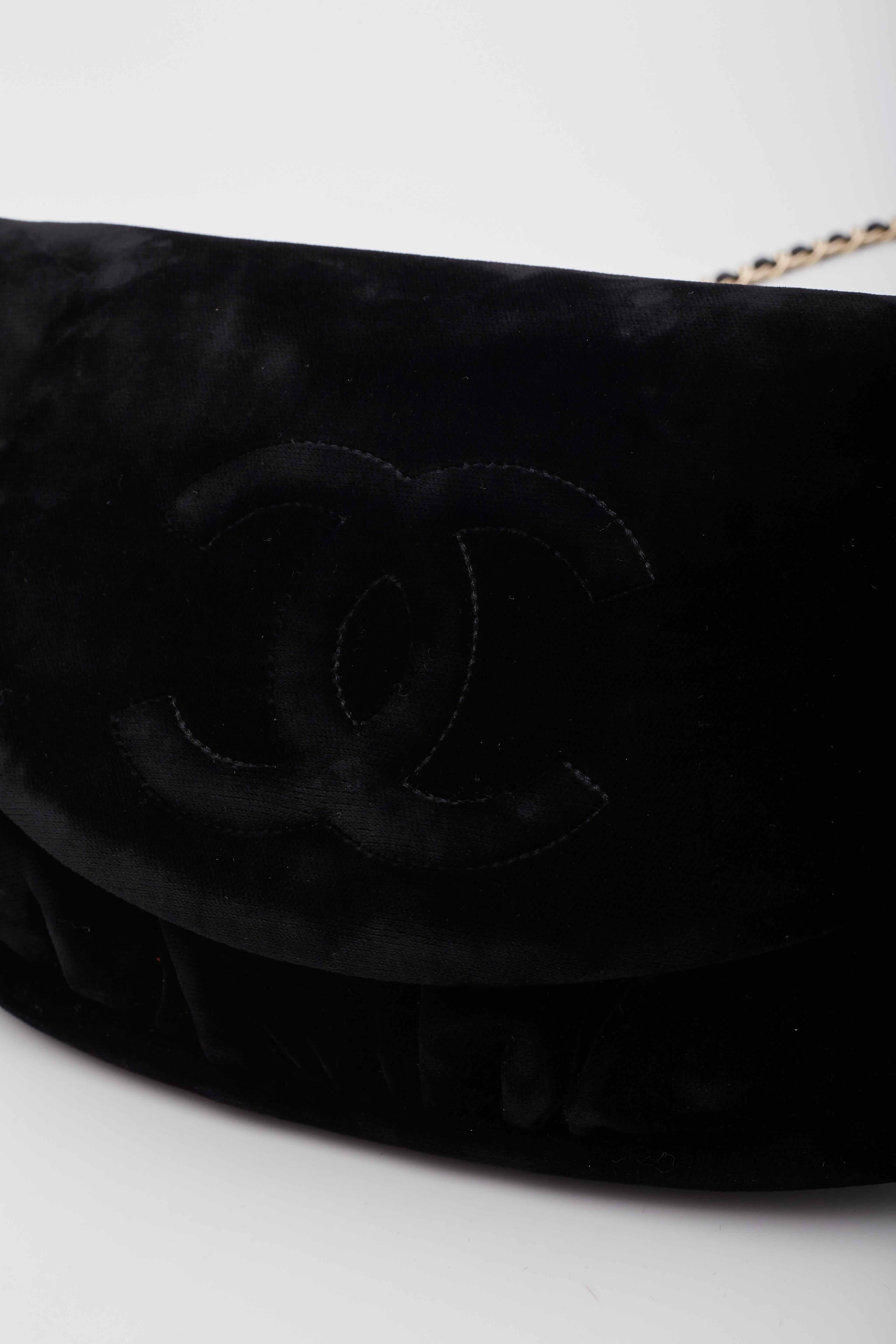 Chanel Halbmond Schwarze Brieftasche aus Samt an Kette Tasche im Angebot 2