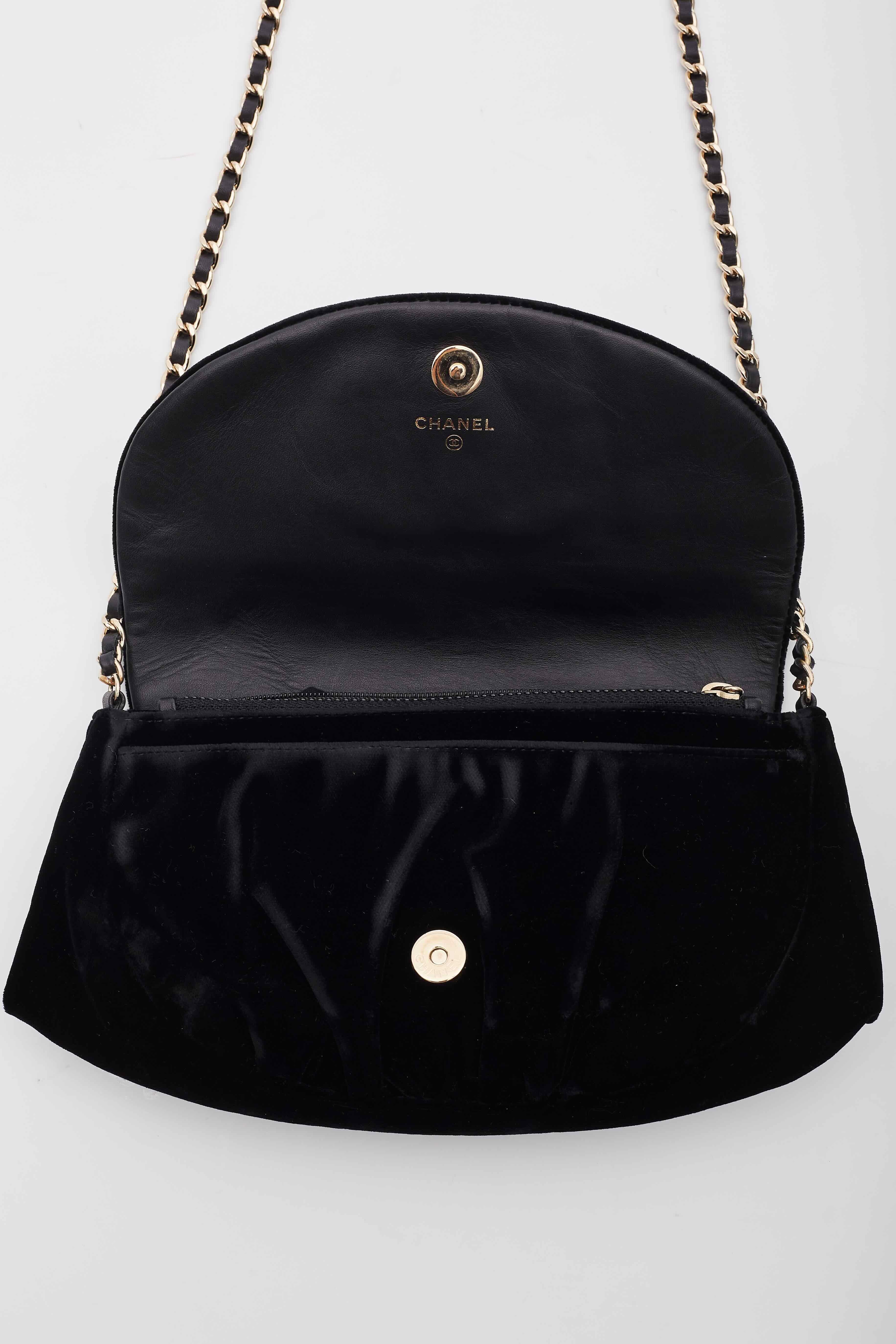 Chanel Halbmond Schwarze Brieftasche aus Samt an Kette Tasche im Angebot 3