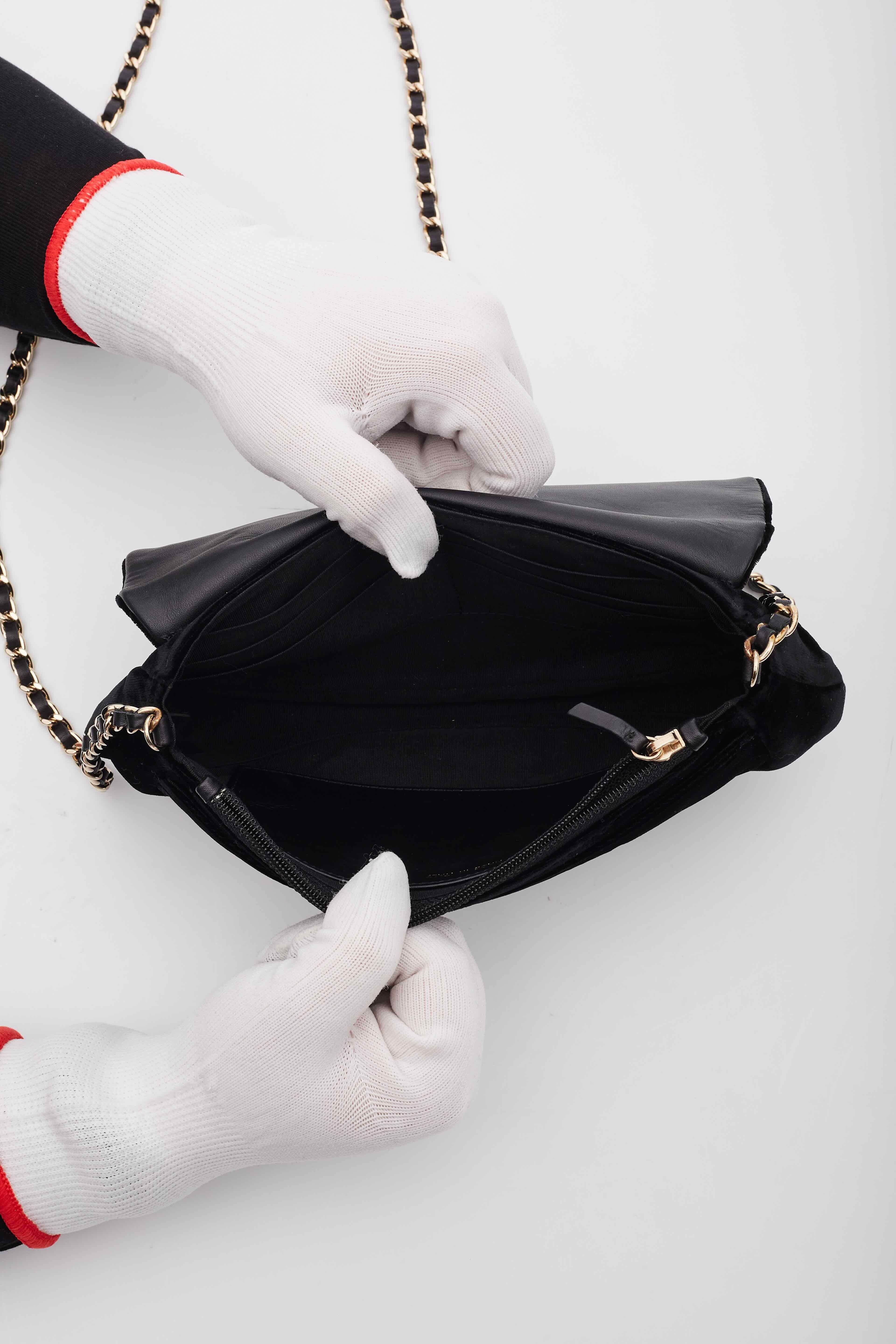 Chanel Halbmond Schwarze Brieftasche aus Samt an Kette Tasche im Angebot 4