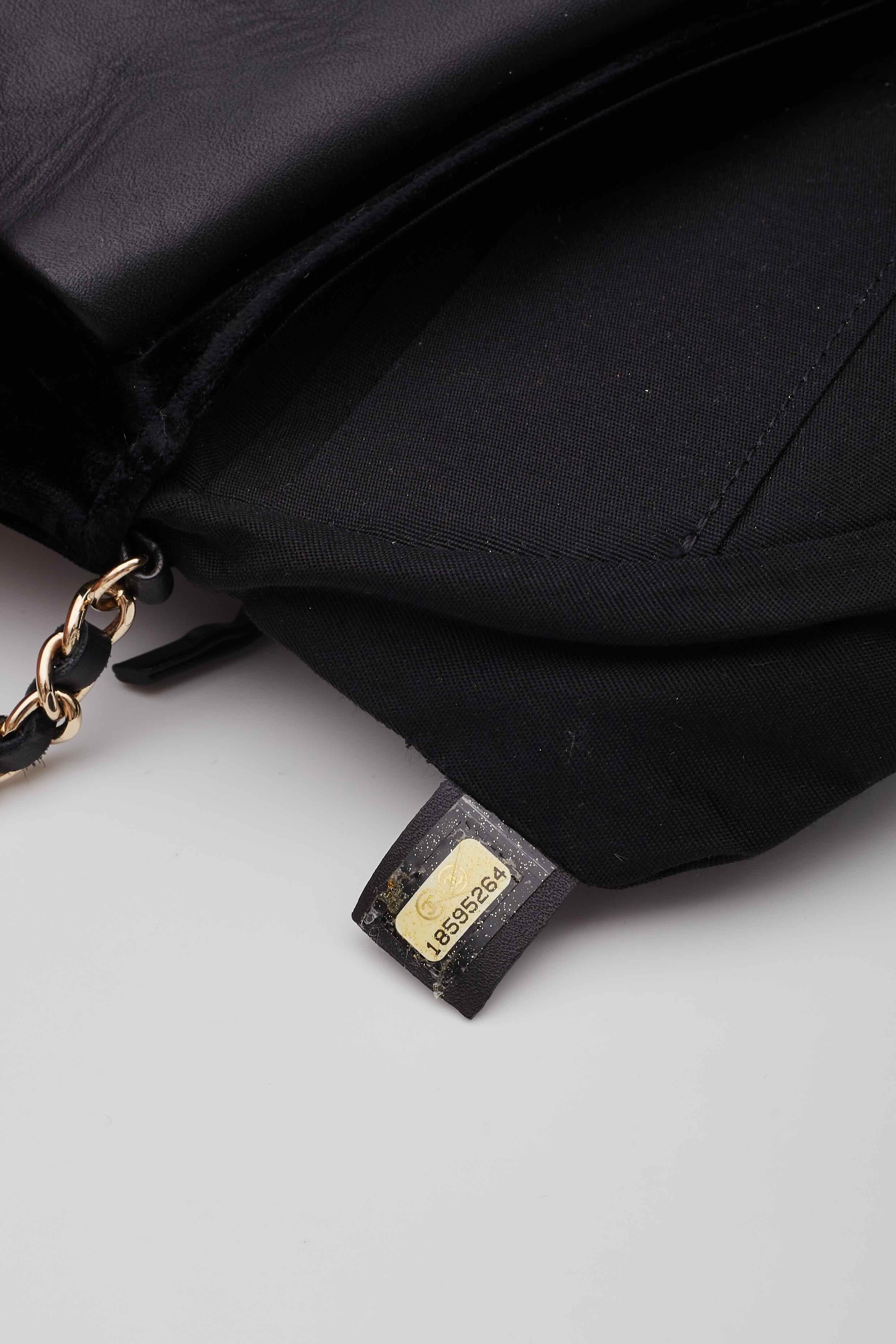 Chanel Halbmond Schwarze Brieftasche aus Samt an Kette Tasche im Angebot 5
