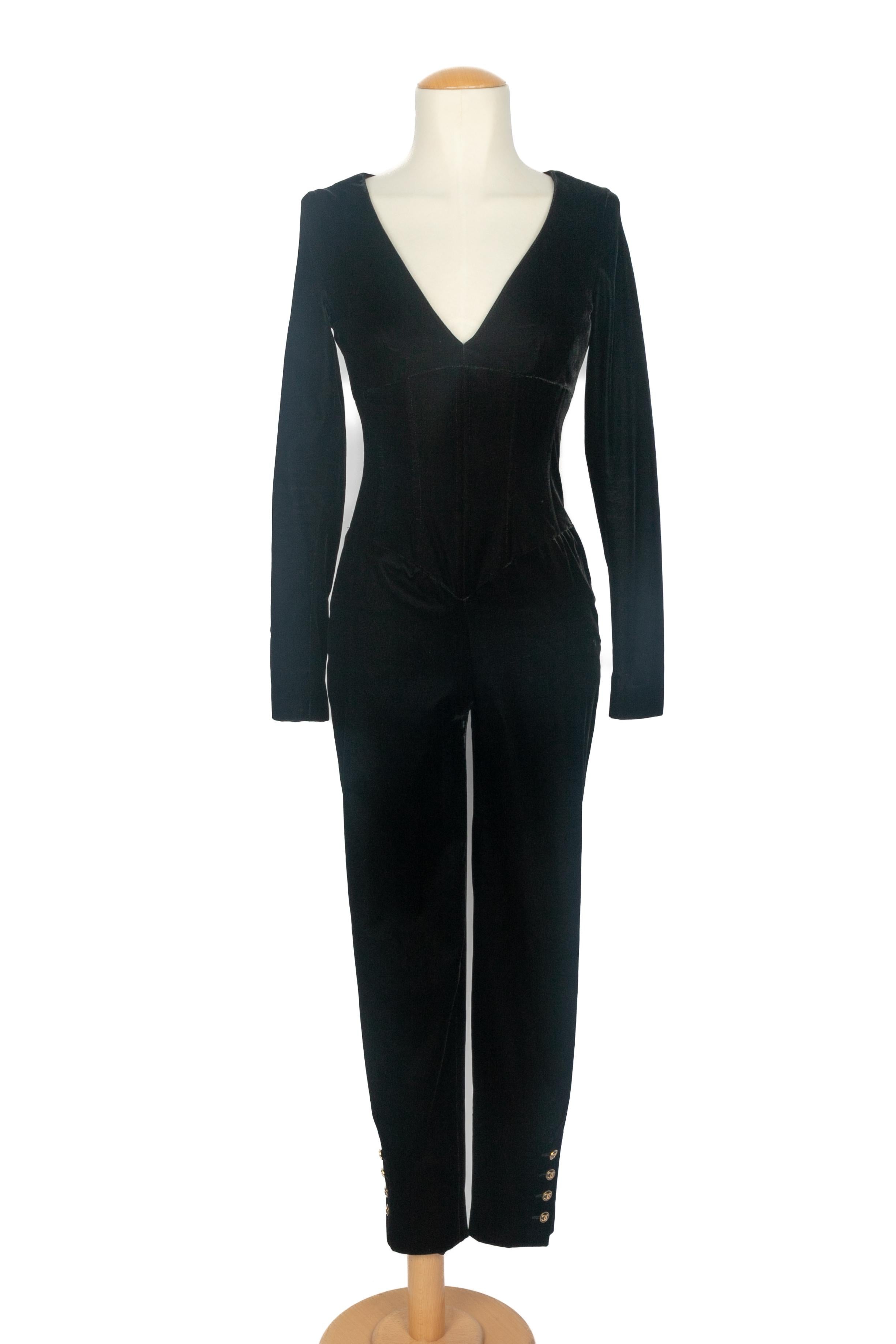 CHANEL - (Made in France) Black velvet jumpsuit with a monogrammed silk lining. Composition and size labels missing, it fits a 36FR. Piece from the 1990s under the artistic direction of Karl Lagerfeld.

Condition:
Very good