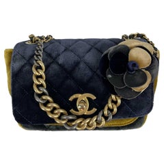 Mini sac à bandoulière Chanel Camellia en velours bleu marine / moutarde foncé / or / argent