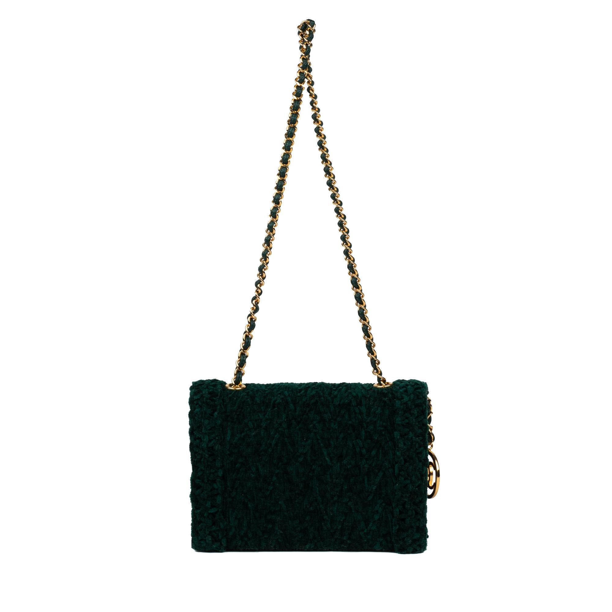 Chanel, Ready to Wear Collection, CIRCA 1985 Small evening bag with flap,
 chenille velvet and leather lamb green fir. Gold metal chain and intertwined green leather. fermeture par bouton pression. 
Signature: 