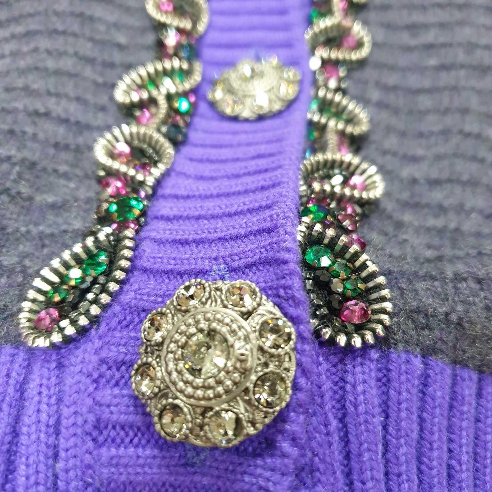 Exquisite Chanel bejeweled cashmere cardigan from Metiers d'Art ''Paris - London'' Collection.

Masterpiece buttons embellished with crystals.

Seen On Sarah Jessica Parker.

No size tag, correspond to 38.

No composition tag.