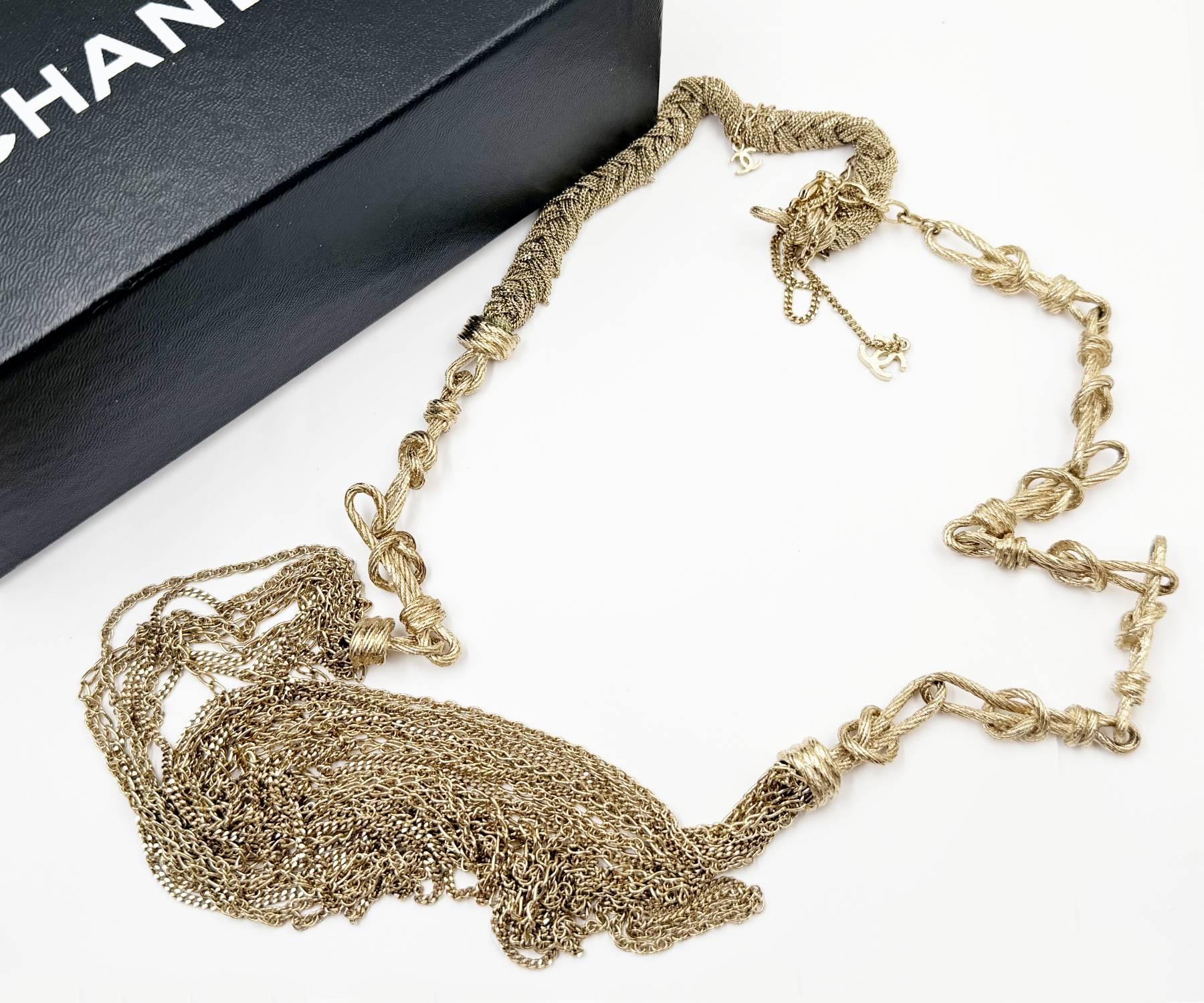 Artigiano Chanel, rarissima collana super lunga con nodo a treccia in oro chiaro e catena multipla in vendita