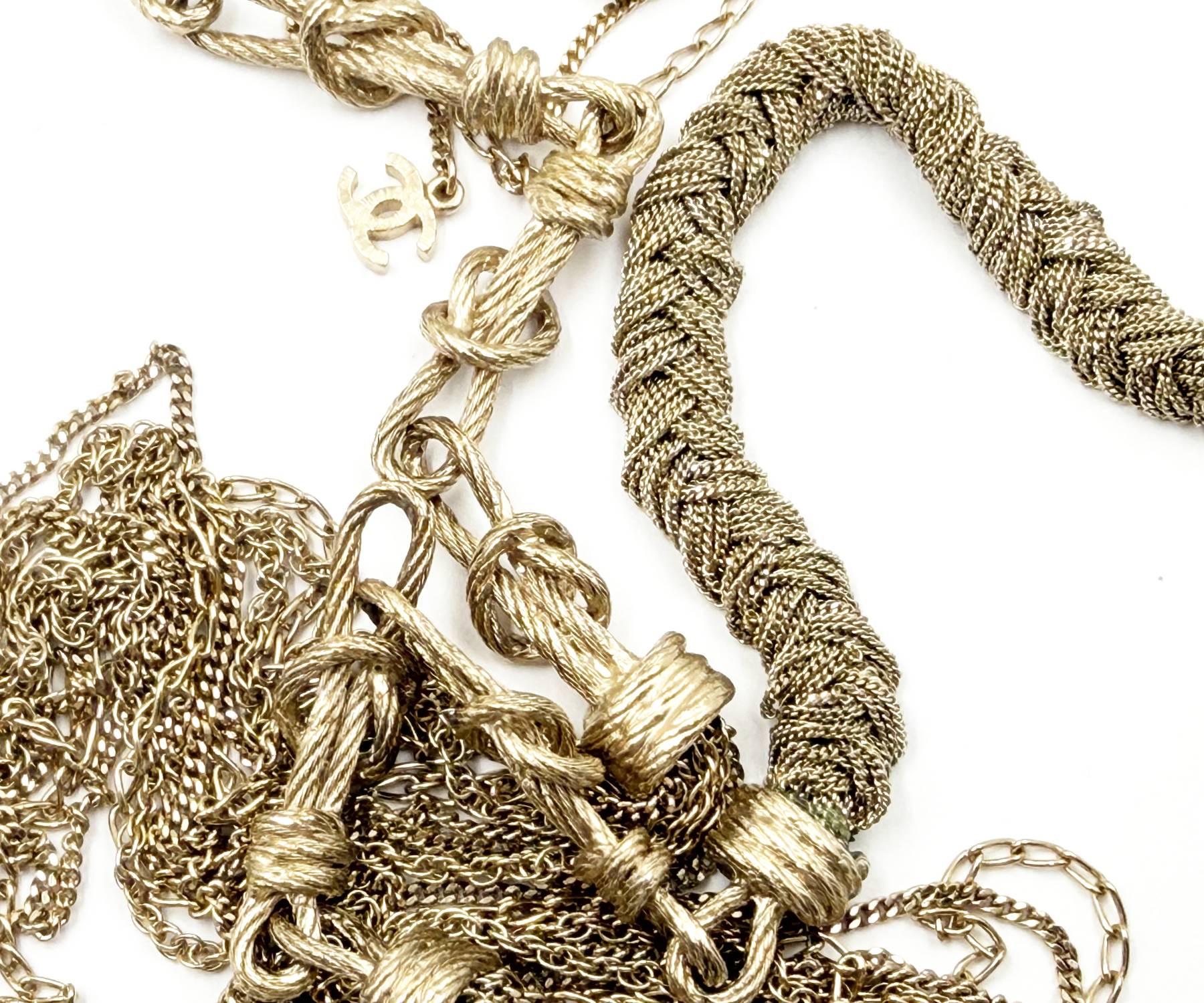 Donna Chanel, rarissima collana super lunga con nodo a treccia in oro chiaro e catena multipla in vendita