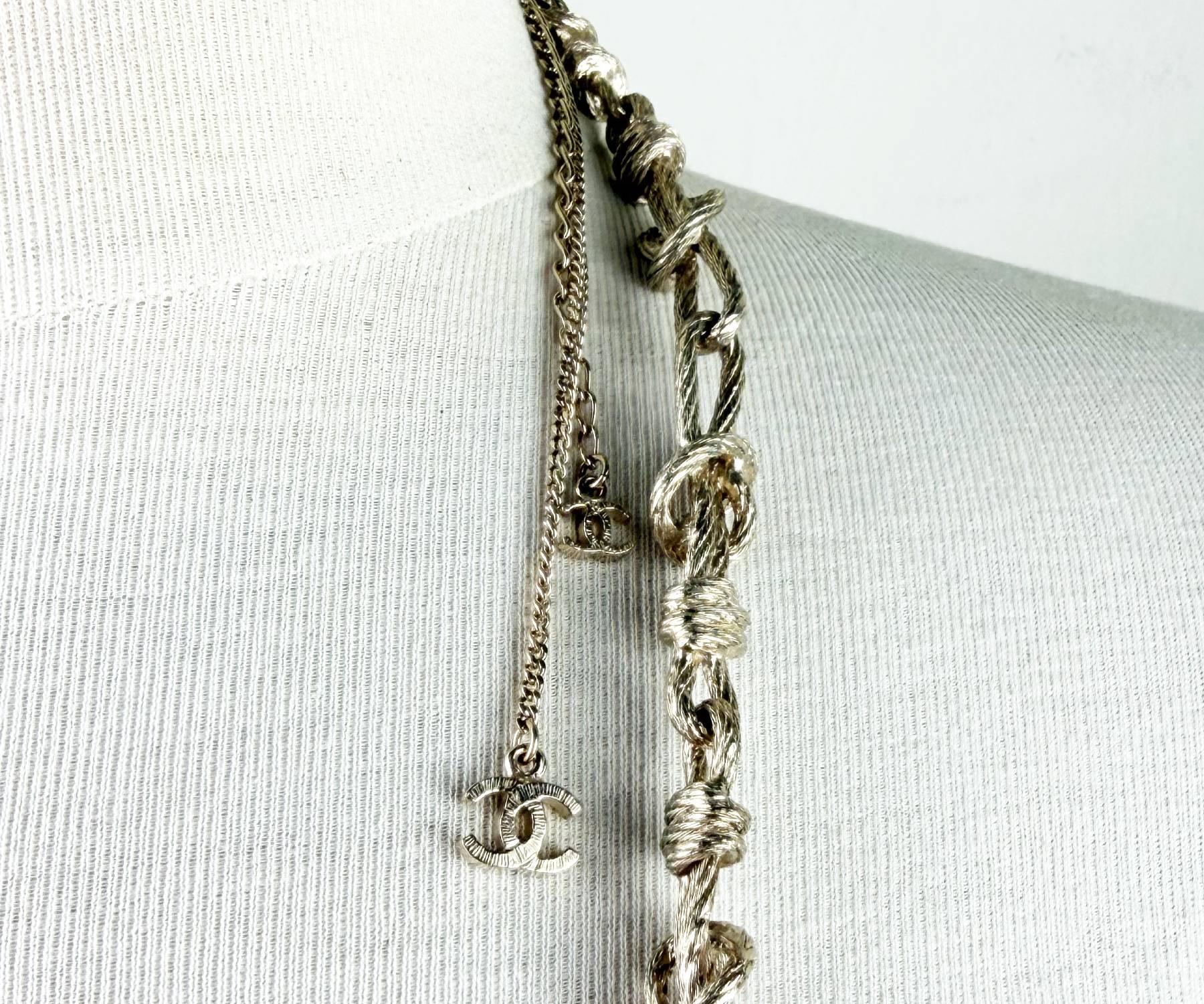 Chanel, rarissima collana super lunga con nodo a treccia in oro chiaro e catena multipla in vendita 1