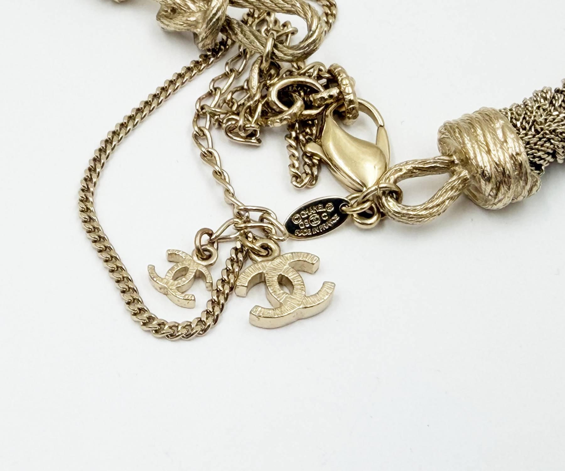 Chanel, rarissima collana super lunga con nodo a treccia in oro chiaro e catena multipla in vendita 2